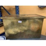 A LARGE HEAVY BEATEN BRASS COAL BOX WITH FLEUR-DE-LYS STYLE DECORATION TO THE TOP AND SIDE