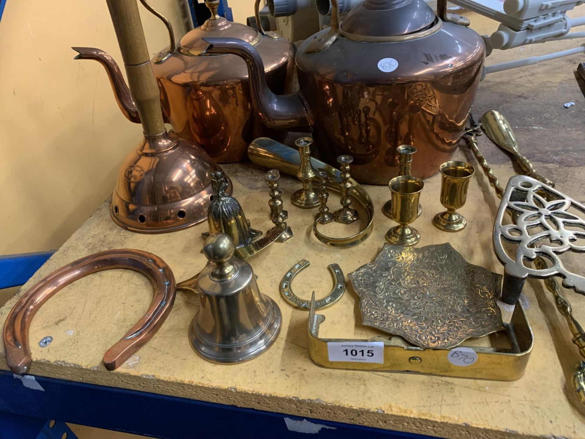 A LARGE QUANTITY OF COPPER AND BRASSWARE TO INCLUDE TWO LARGE BRASS AND COPPER KETTLES, BELLS, - Image 3 of 3