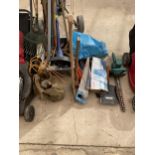 AN ASSORTMENT OF TOOLS TO INCLUDE AN AXE, A SLEDGE HAMMER AND GARDEN TOOLS ETC