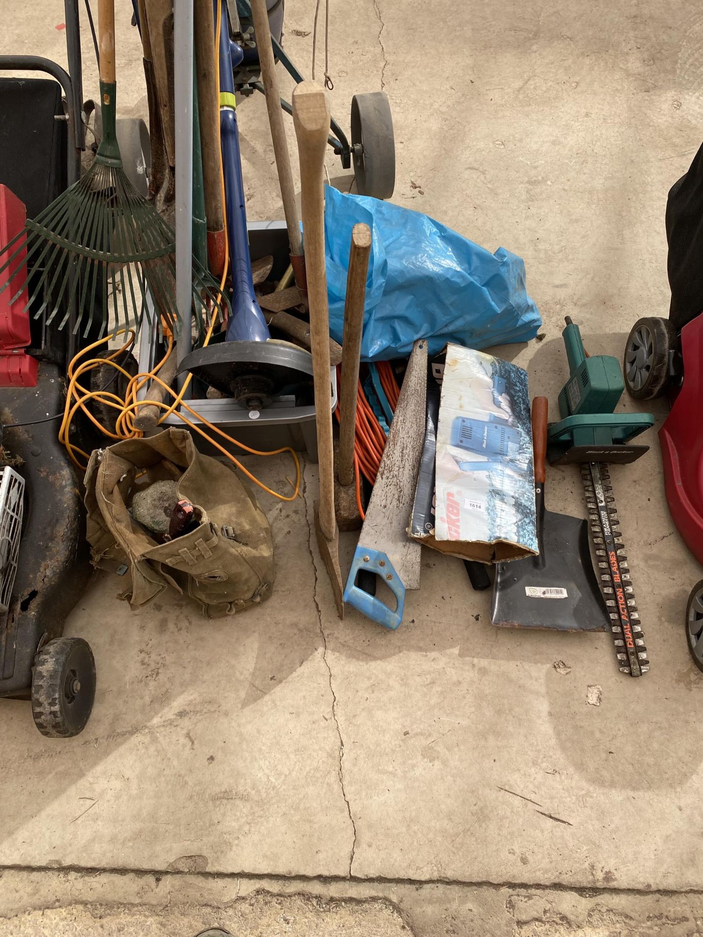 AN ASSORTMENT OF TOOLS TO INCLUDE AN AXE, A SLEDGE HAMMER AND GARDEN TOOLS ETC