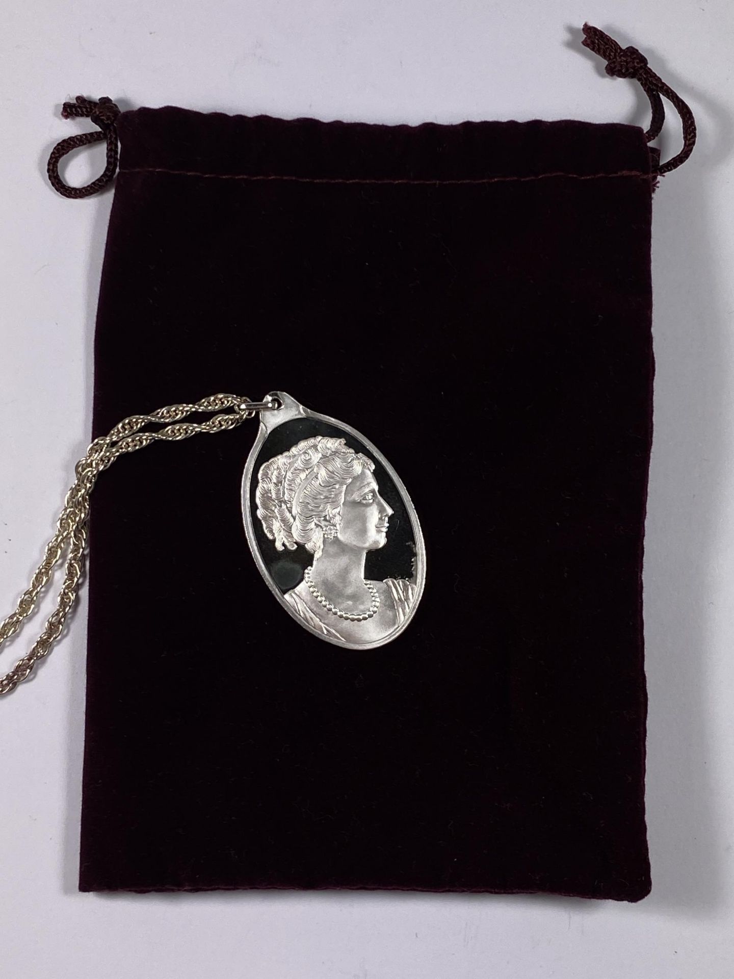 A HALF OUNCE FINE SILVER PENDANT NECKLACE WITH BOX & POUCH