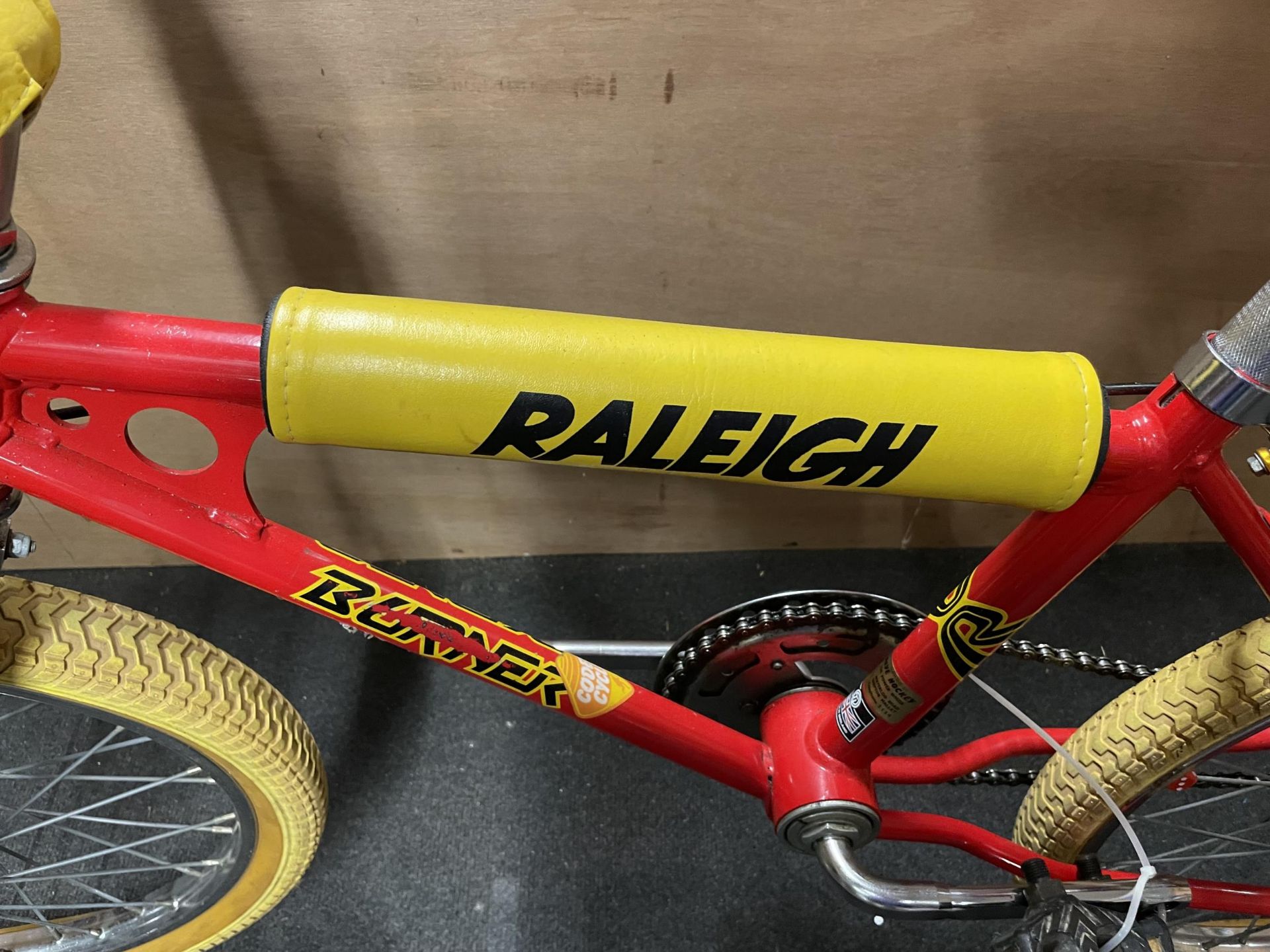 A RETRO 1980'S MARK 1 RED RALEIGH BURNER BIKE - Image 2 of 5