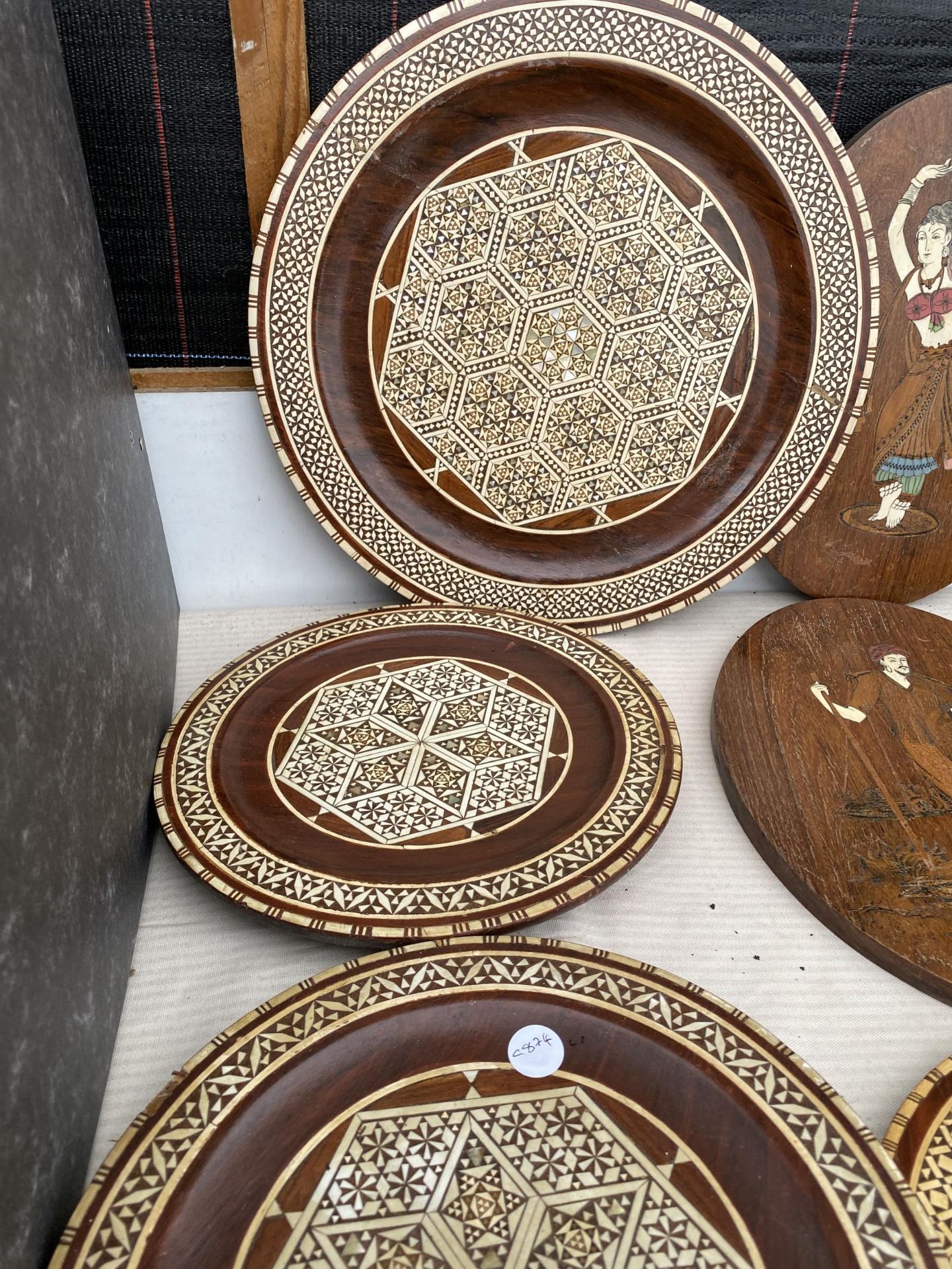 AN ASSORTMENT OF TREEN TRAYS AND PLAQUES - Image 4 of 4