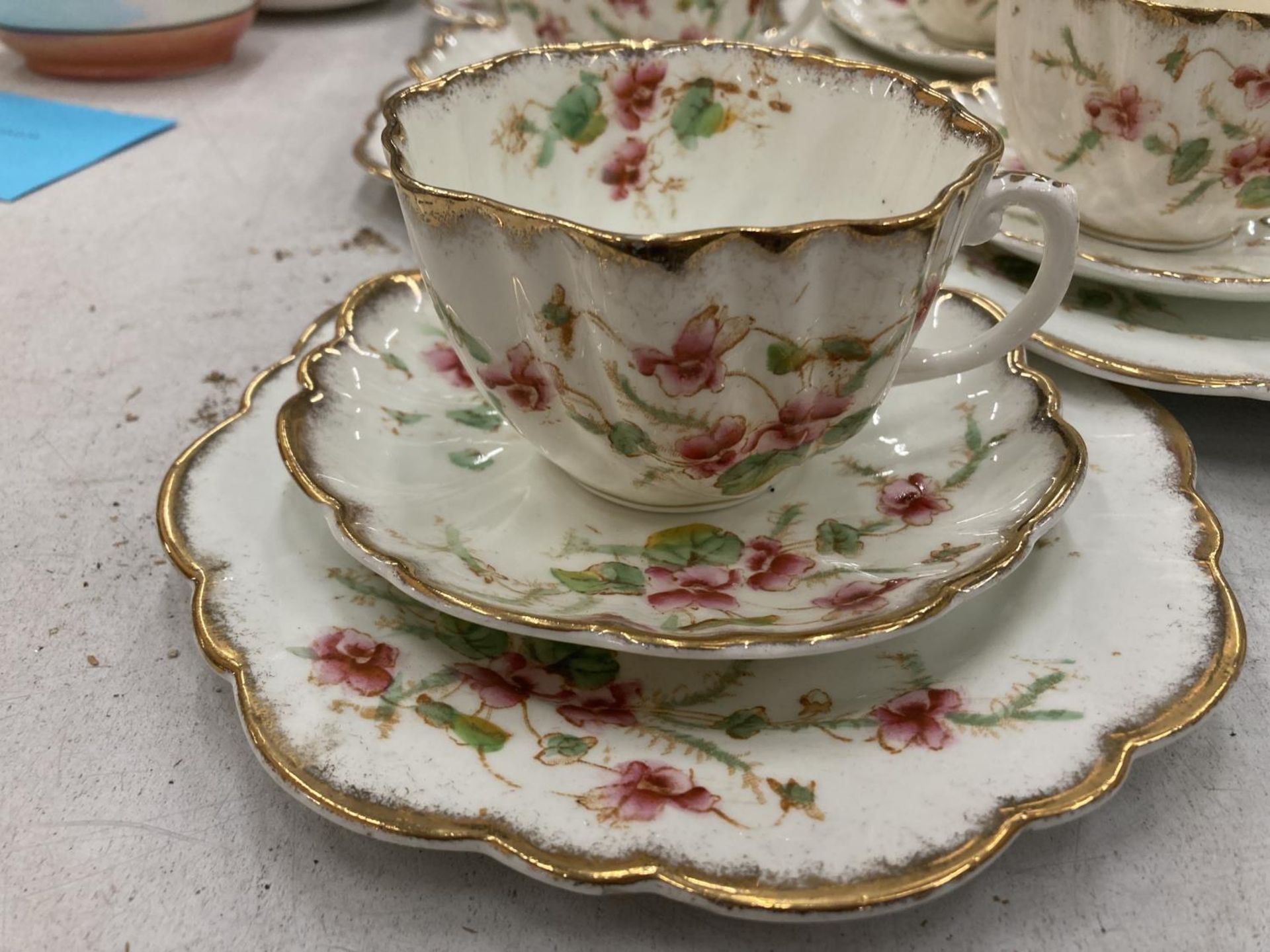 AN ANTIQUE DIAMOND CHINA TEASET TO INCLUDE A LARGE NUMBER OF TRIOS, TWO CAKE PLATES, A CREAM JUG AND - Image 6 of 6