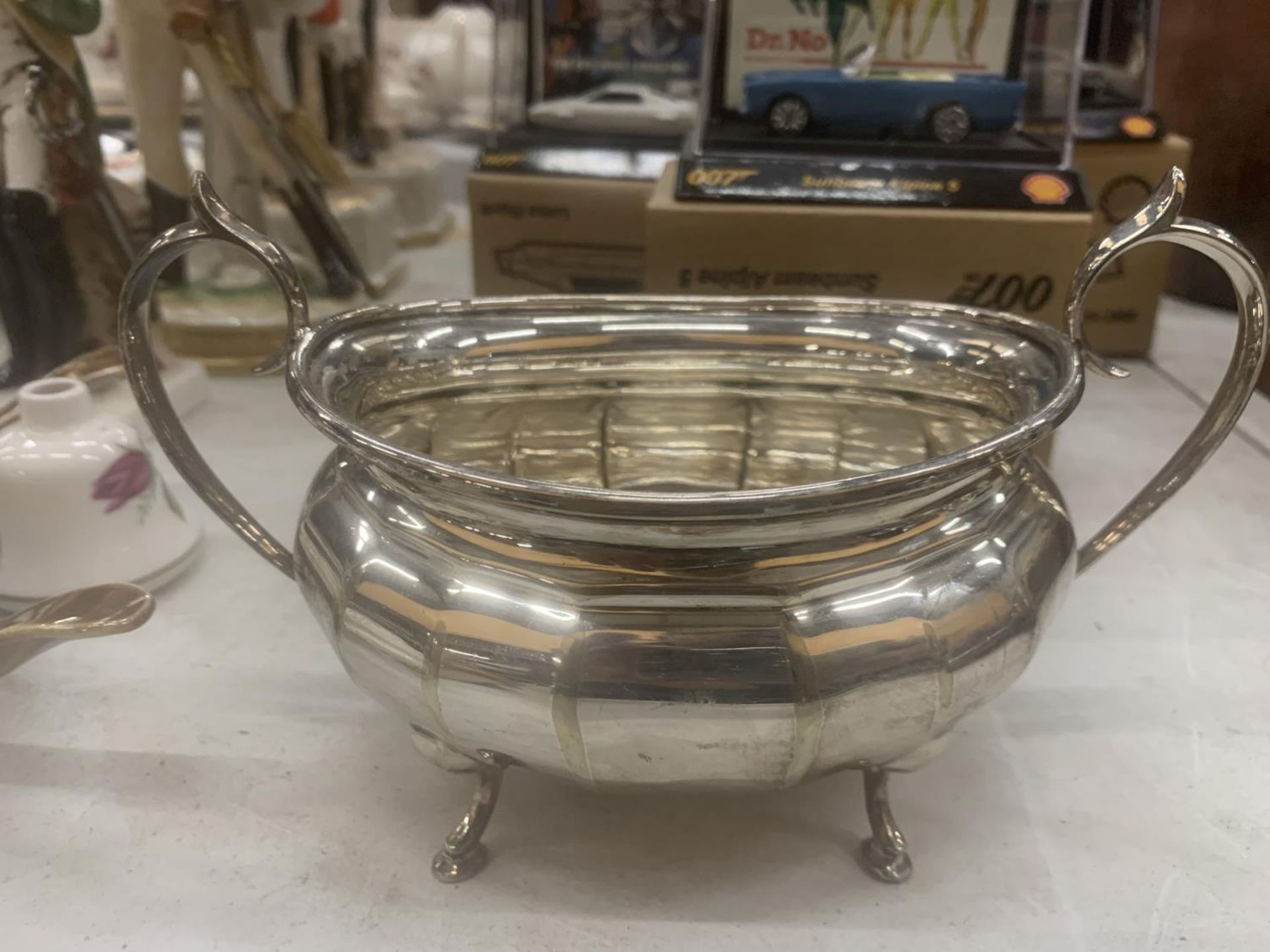 A SILVER PLATED CREAM JUG AND SUGAR BOWL - Image 3 of 4