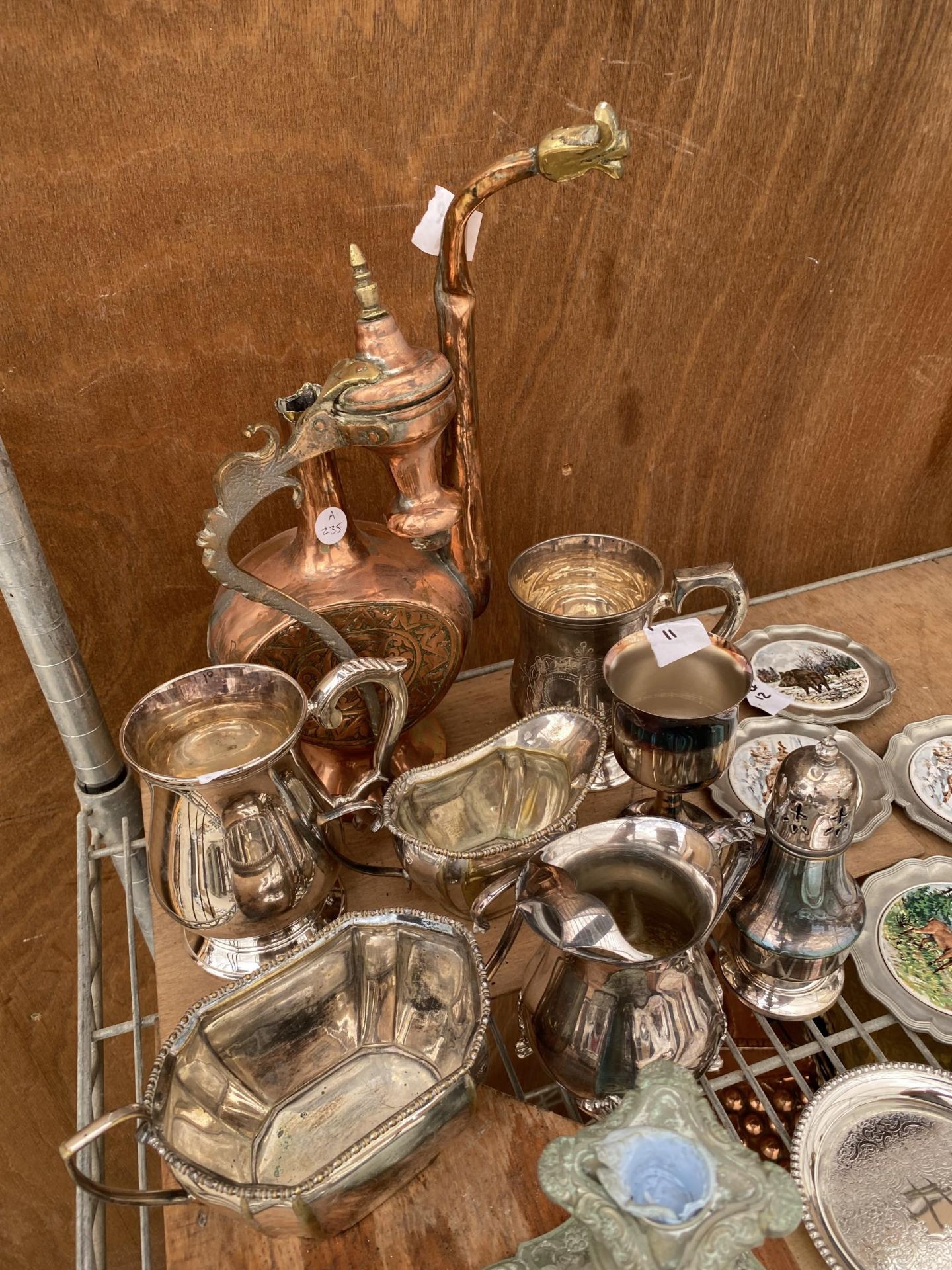 A LARGE ASSORTMENT OF METAL WARE ITEMS TO INCLUDE JUGS, TANKARDS AND SAUCE BOATS ETC - Image 2 of 4