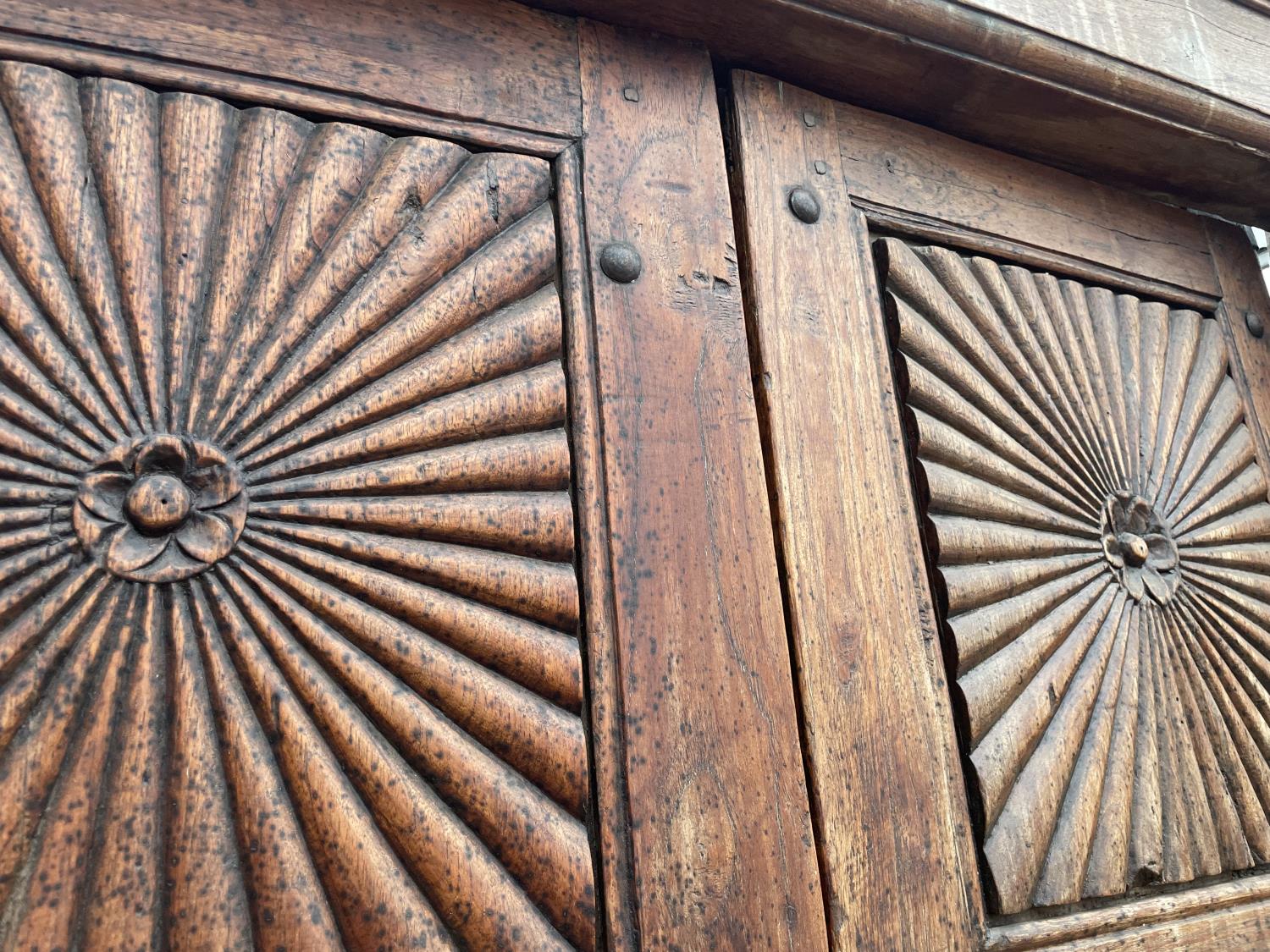 A PAIR OF INDIAN HARDWOOD DOORS WITH DECORATED PANELS + BRASS FITTINGS, 90 X 54" TO INCLUDE FRAME - Image 3 of 5