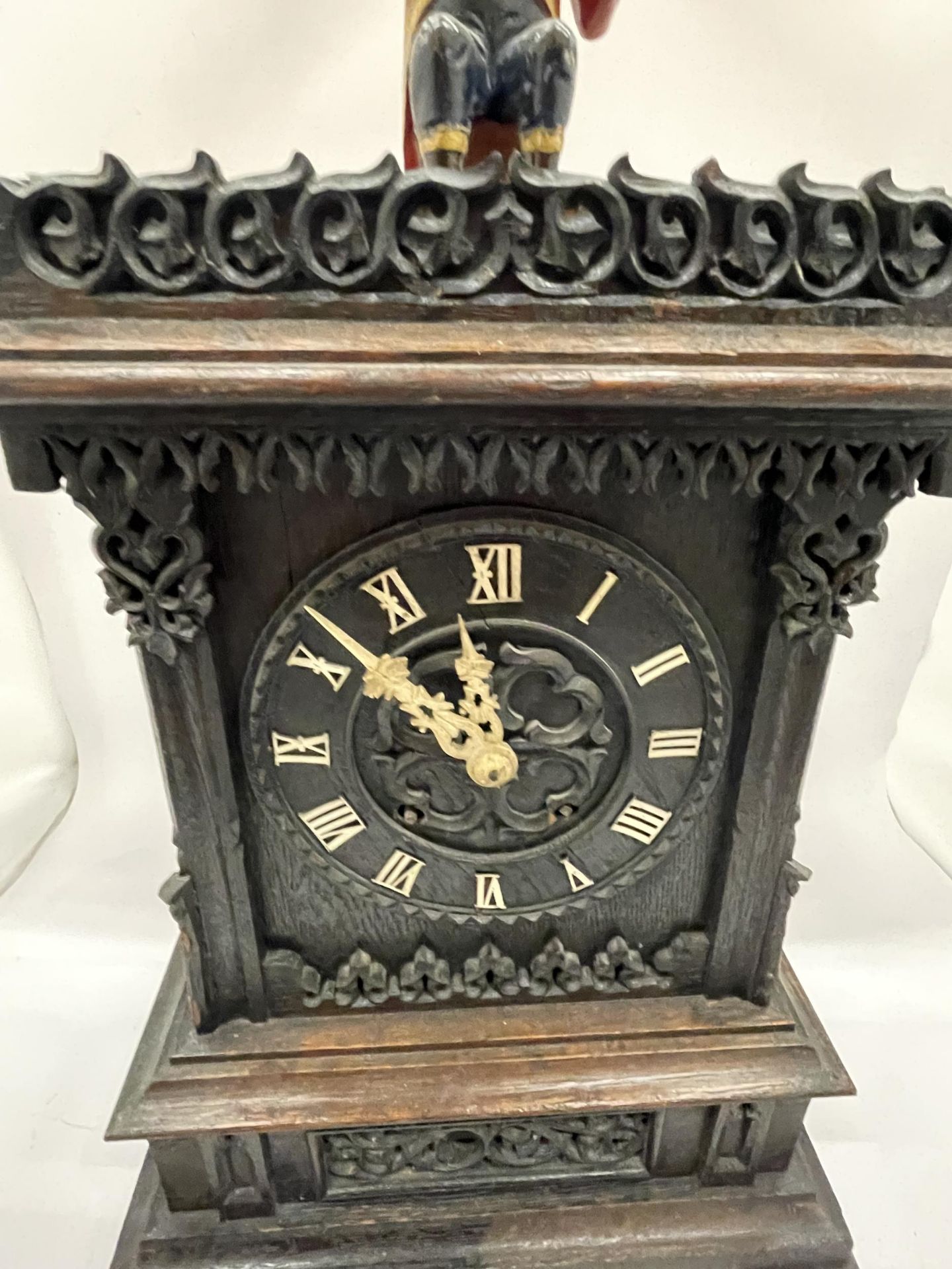 AN EARLY 20TH CENTURY NOVELTY AUTOMATION CARVED DARK OAK MANTLE CLOCK WITH NAPOLEONIC MONKEY - Image 3 of 8