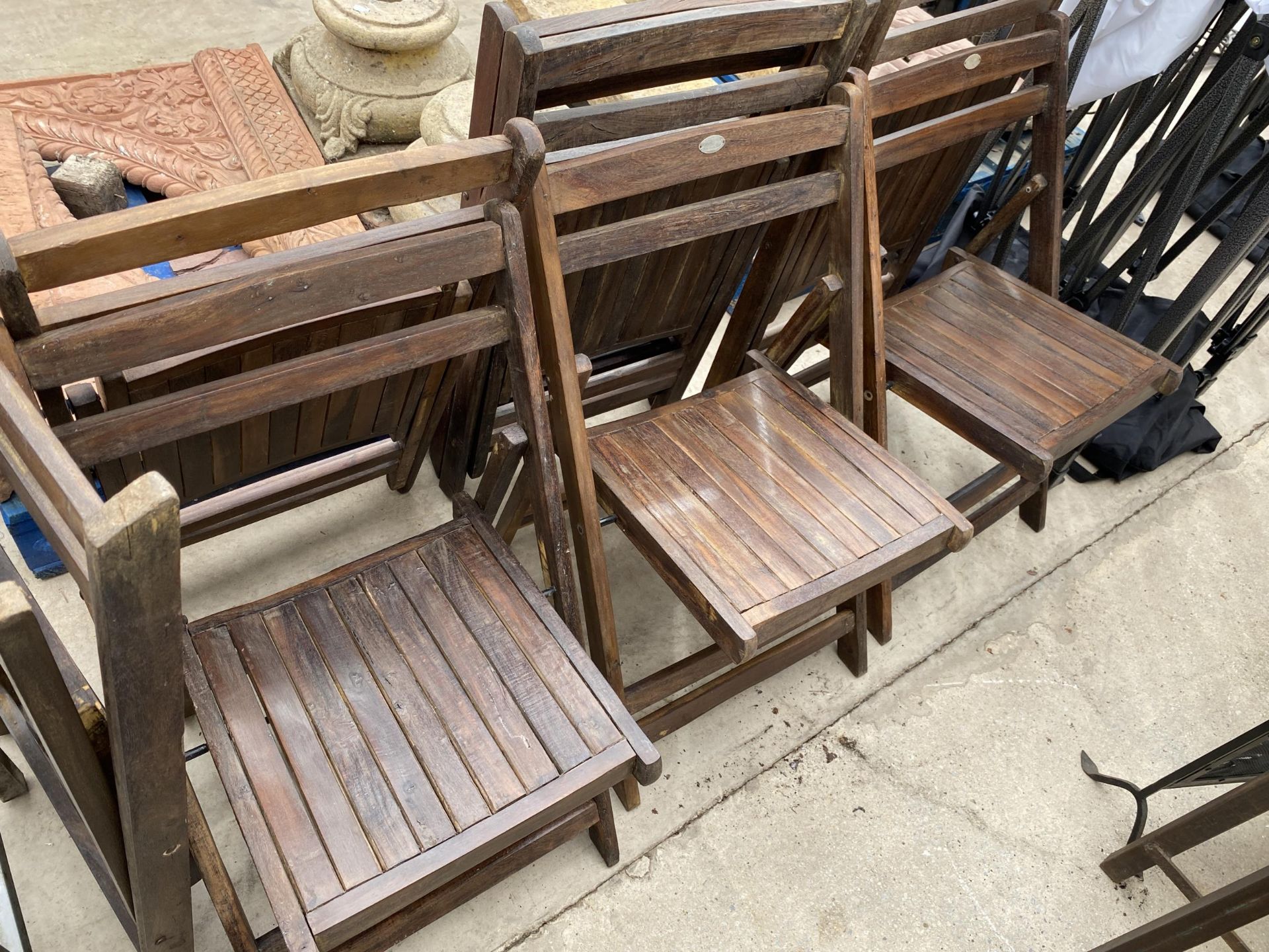 A BOXED AS NEW SET OF FIVE VINTAGE WOODEN FOLDING GARDEN CHAIRS (IMAGE SHOWS UNBOXED EXAMPLES)