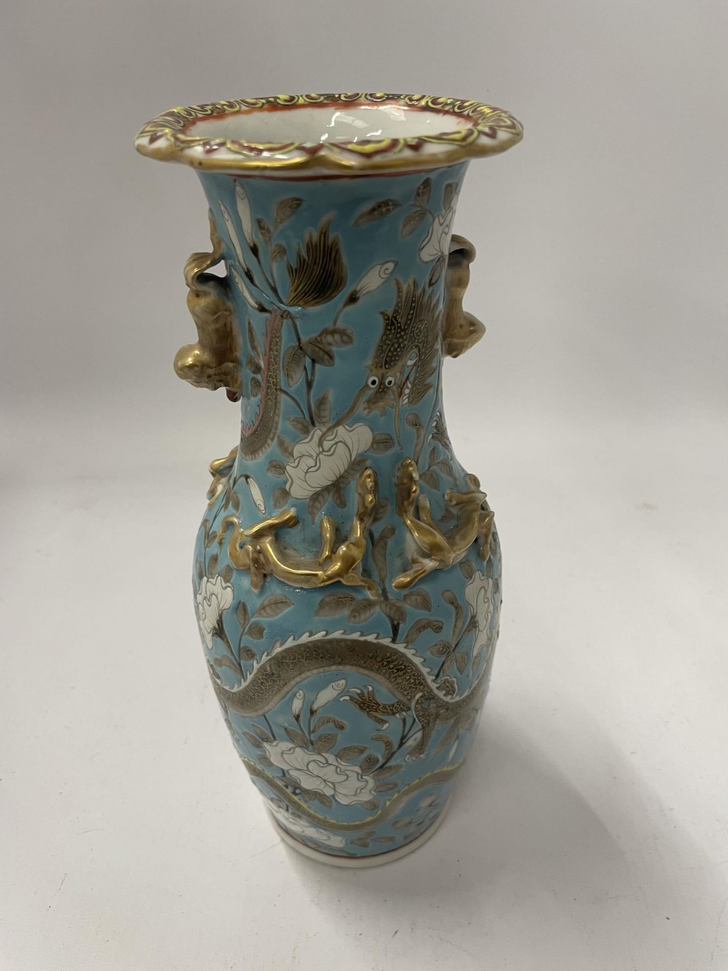 AN EARLY 20TH CENTURY CHINESE CANTON BLUE ENAMEL DRAGON VASE, UNMARKED TO BASE - Bild 3 aus 4
