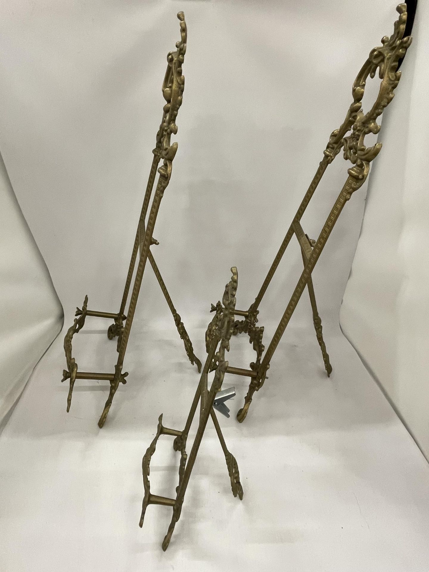 THREE ORNATE VINTAGE BRASS TABLE TOP EASEL DISPLAYS, HEIGHT OF LARGE PAIR 53CM - Image 2 of 3