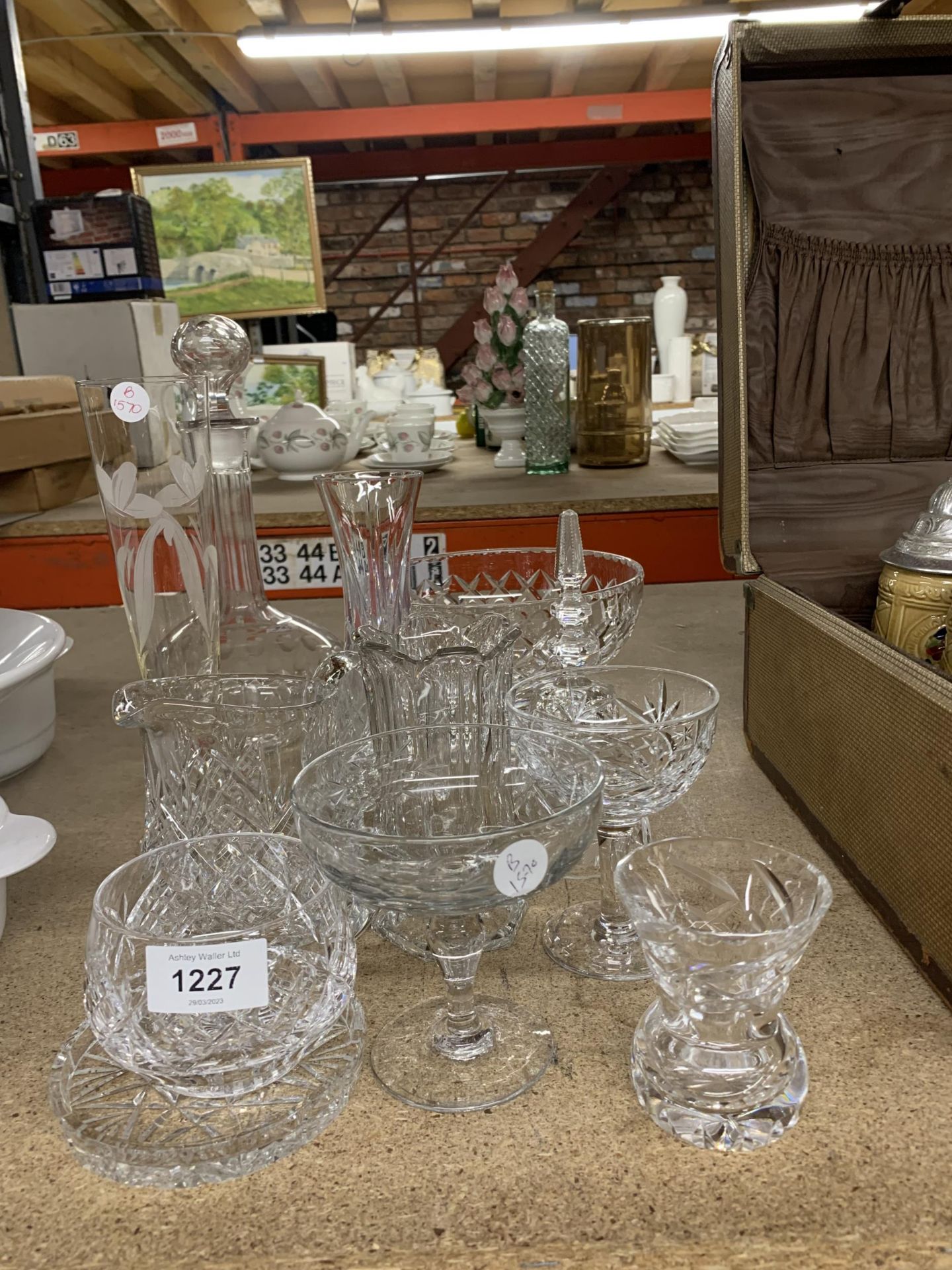 A QUANTITY OF CRYSTAL GLASSWARE TO INCLUDE DECANTER, FRUIT BOWL, JUG, BELL, VASES, ETC.,