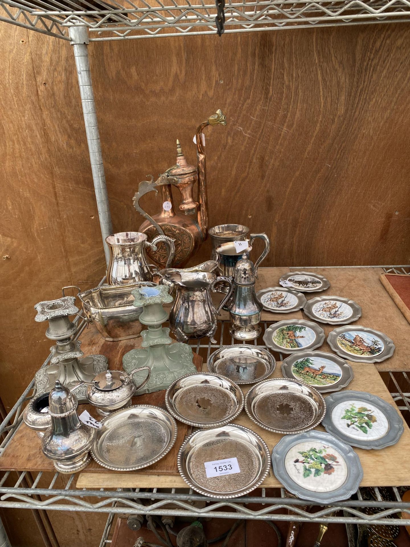 A LARGE ASSORTMENT OF METAL WARE ITEMS TO INCLUDE JUGS, TANKARDS AND SAUCE BOATS ETC