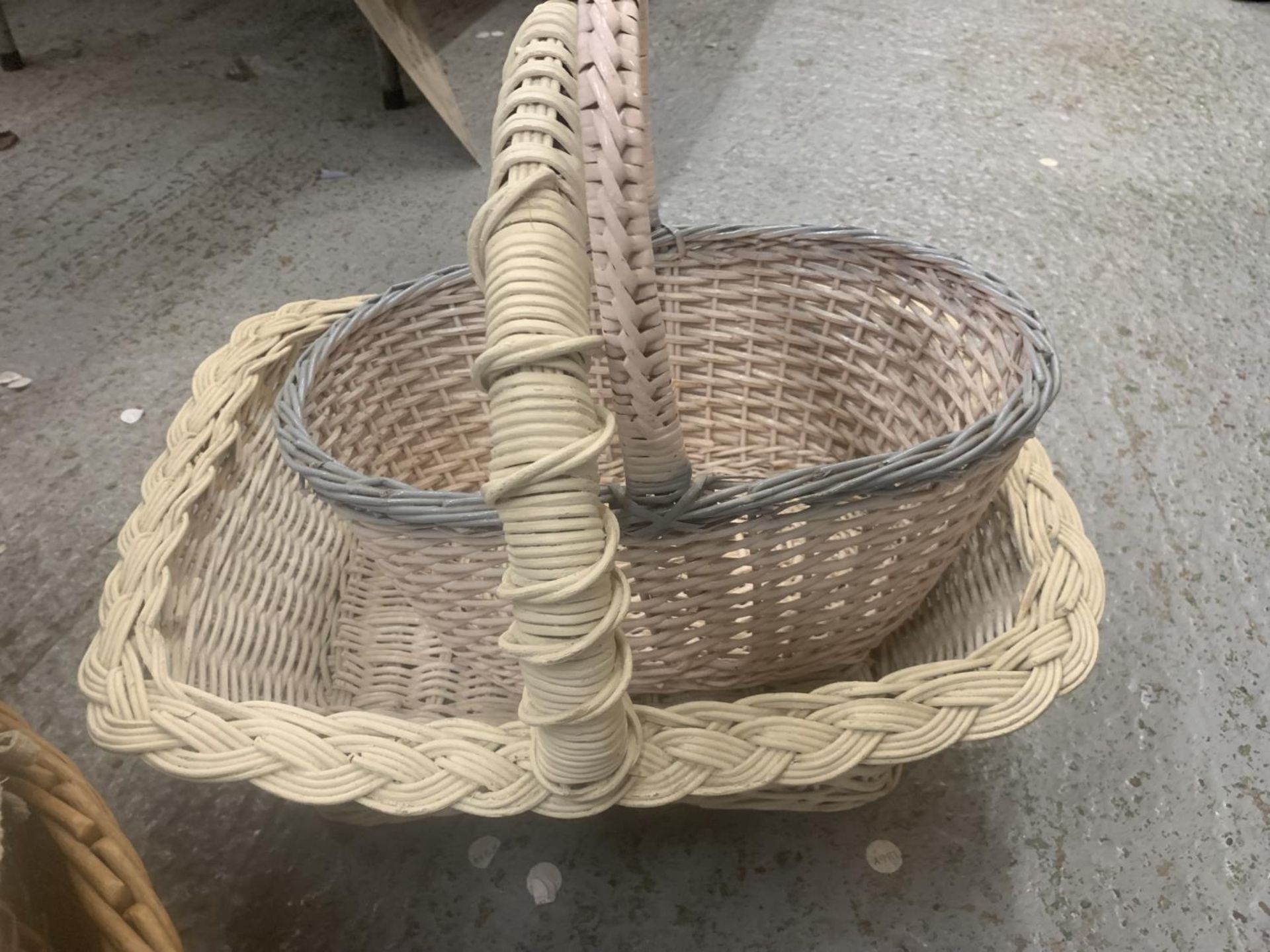 A QUANTITY OF WICKER BASKETS TO INCLUDE SHOPPING BASKETS - 7 IN TOTAL - Image 3 of 3