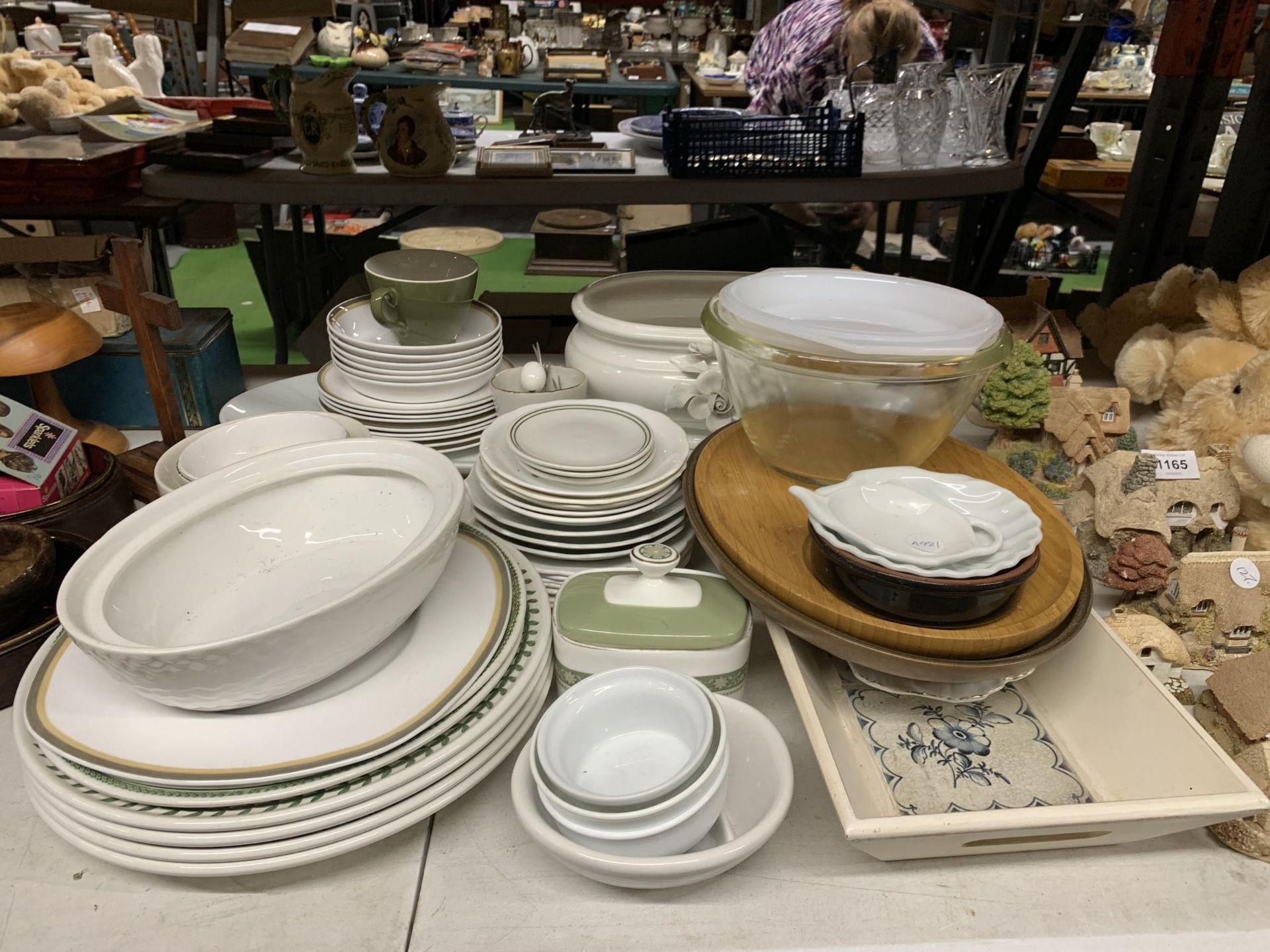 A LARGE MIXED LOT OF CERAMICS TO INCLUDE VARIOUS SIZES OF PLATES, SERVING DISHES, A PLATTER,