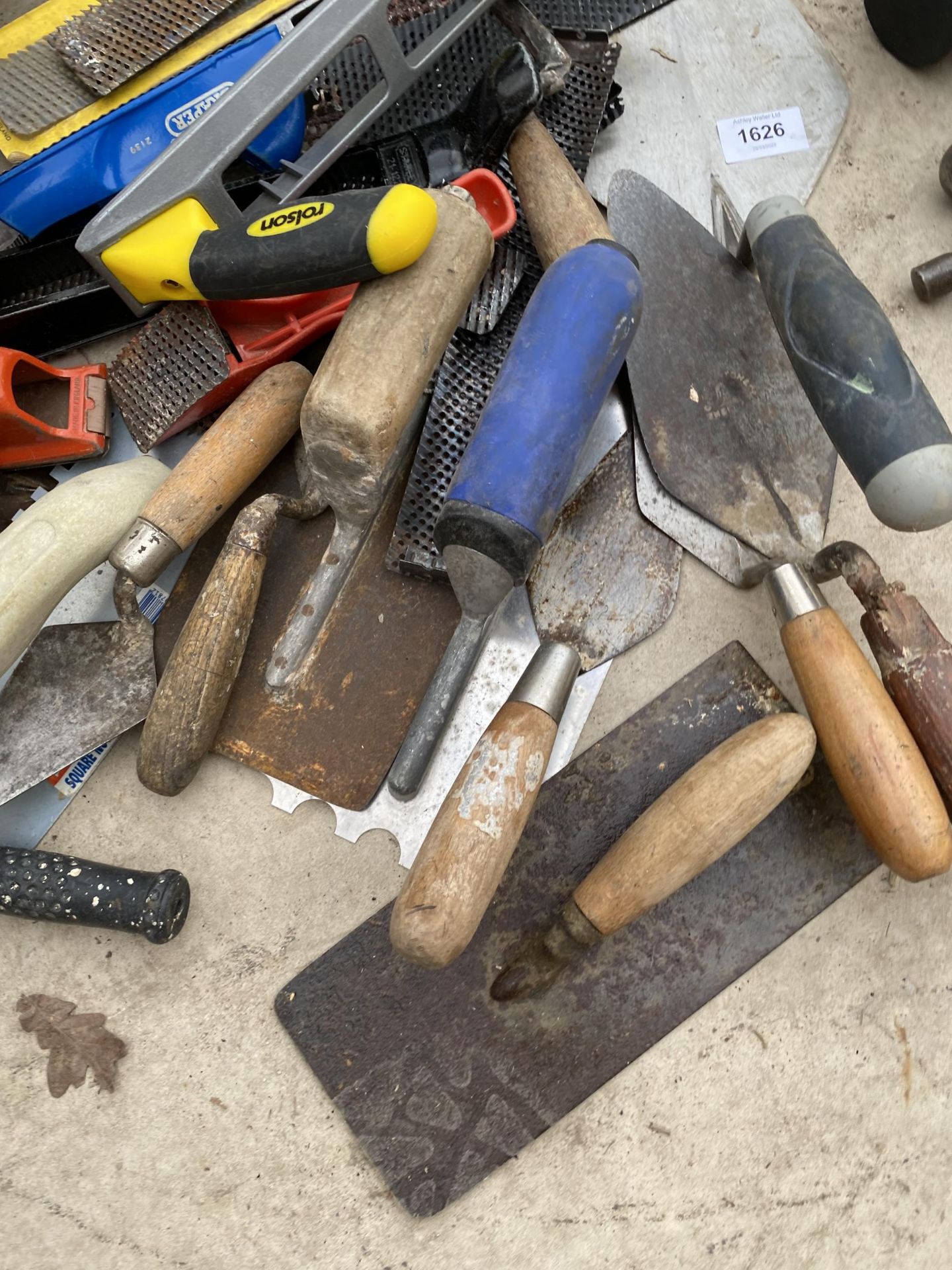 AN ASSORTMENT OF TOOLS TO INCLUDE TROWELS AND RASPS ETC - Image 2 of 3