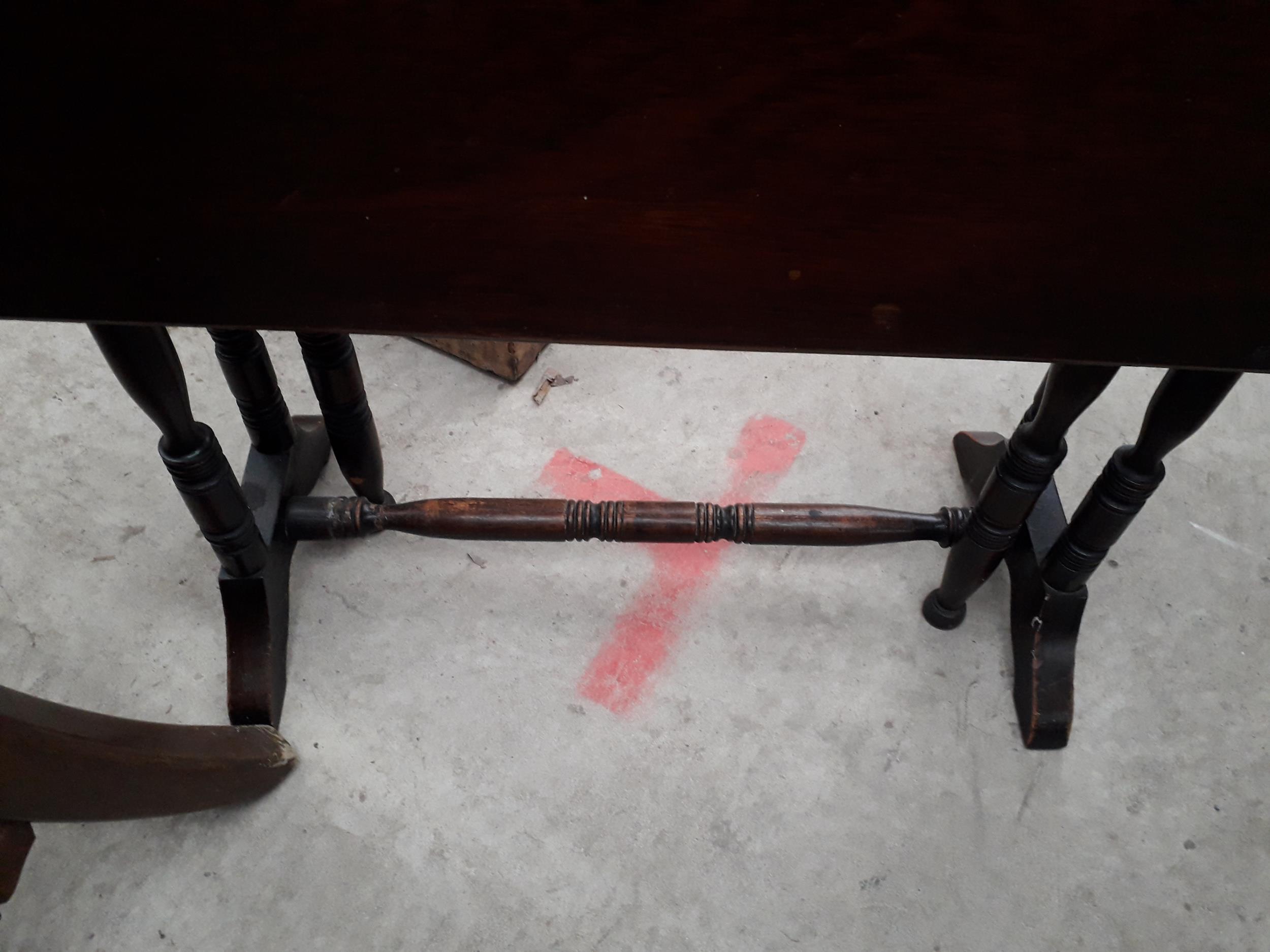 A SMALL EDWARDIAN MAHOGANY SUTHERLAND TABLE - Image 2 of 3