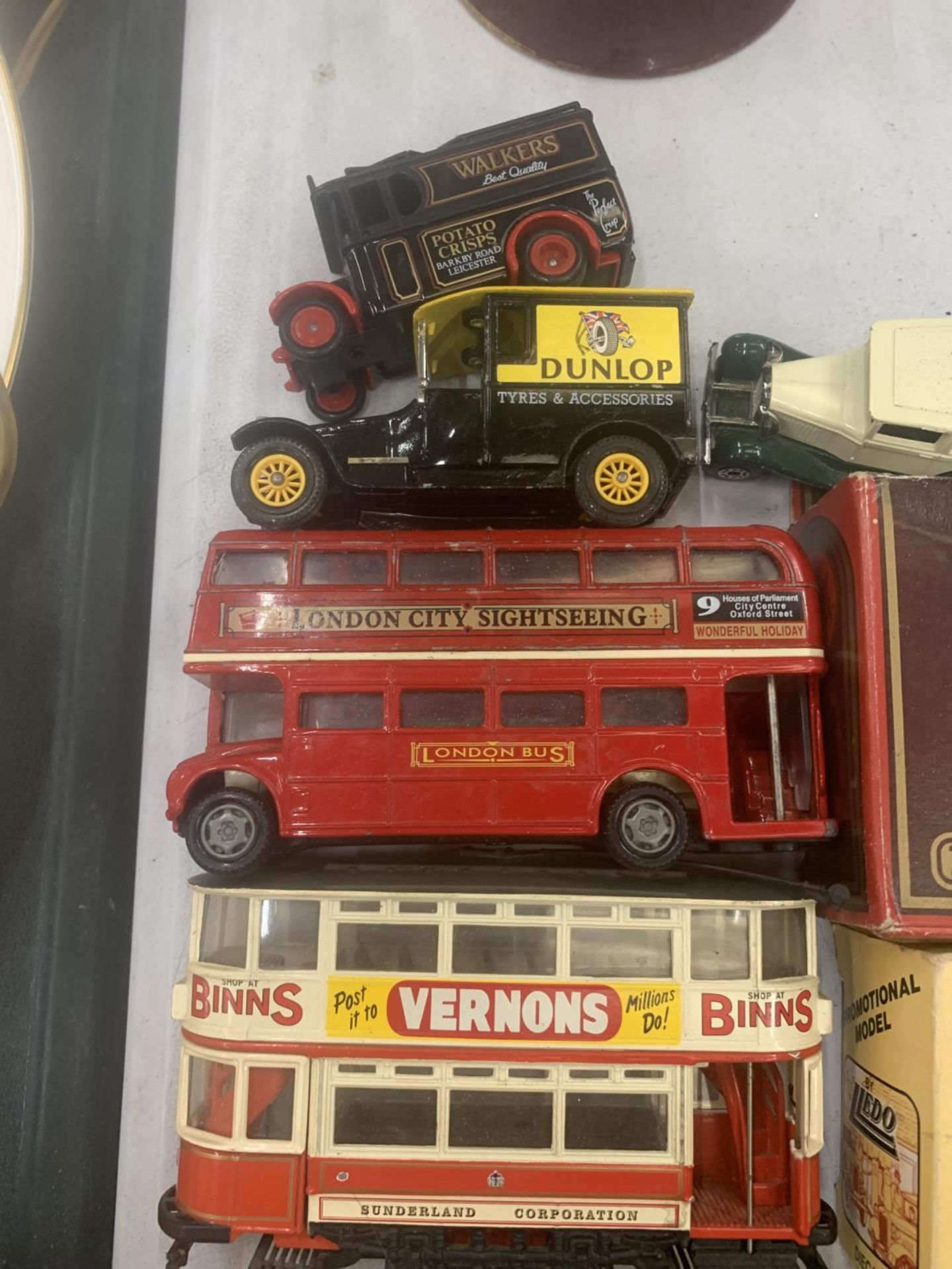 A QUANTITY OF VINTAGE VANS AND CARS BY LLEDO, MATCHBOX, ETC - Bild 3 aus 5