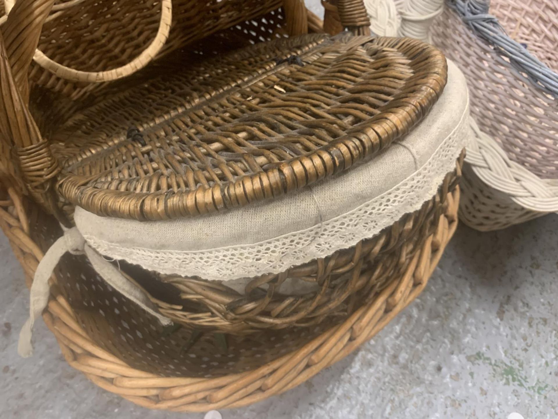 A QUANTITY OF WICKER BASKETS TO INCLUDE SHOPPING BASKETS - 7 IN TOTAL - Image 2 of 3