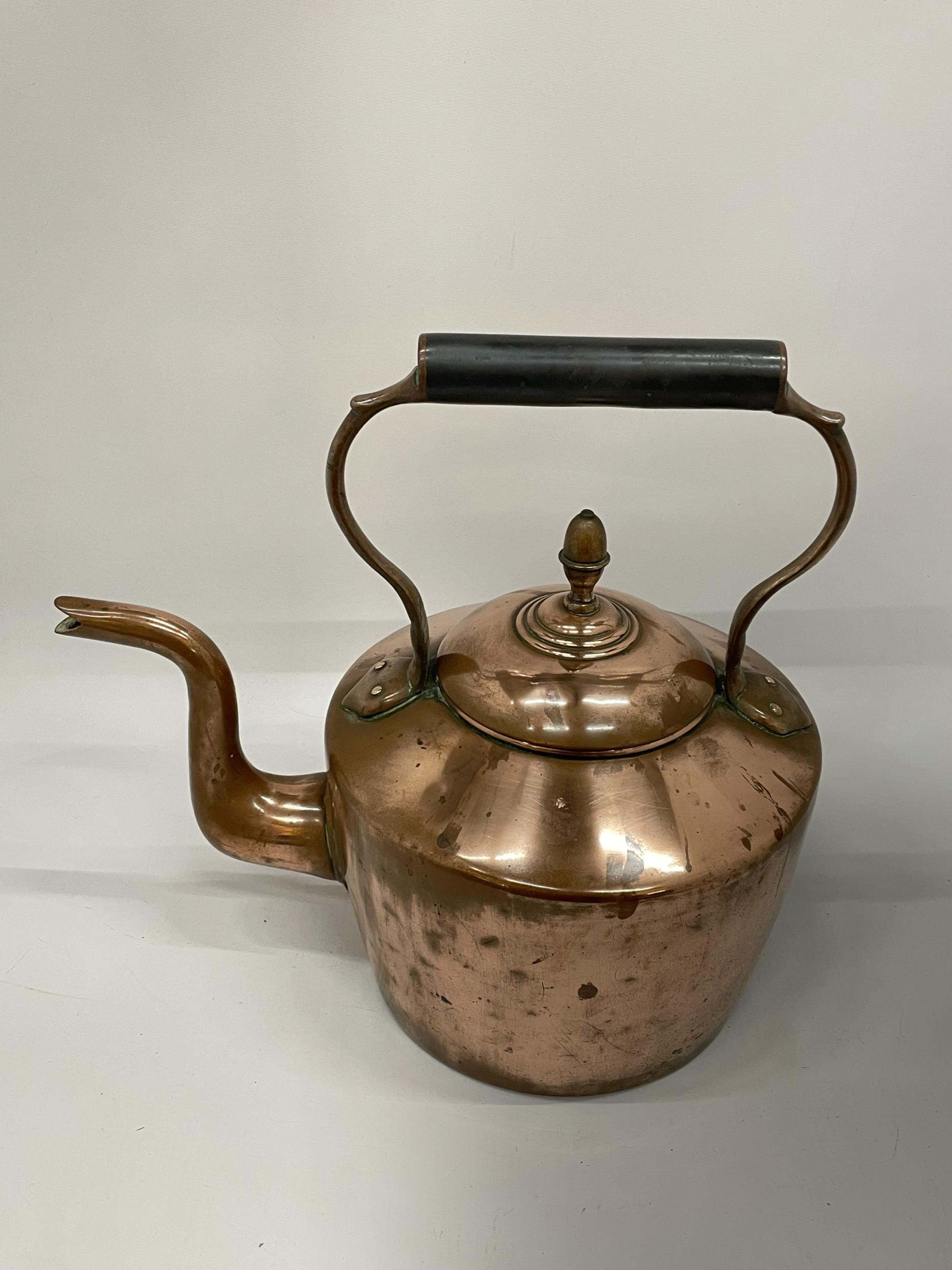 AN EARLY TO MID 20TH CENTURY COPPER KETTLE