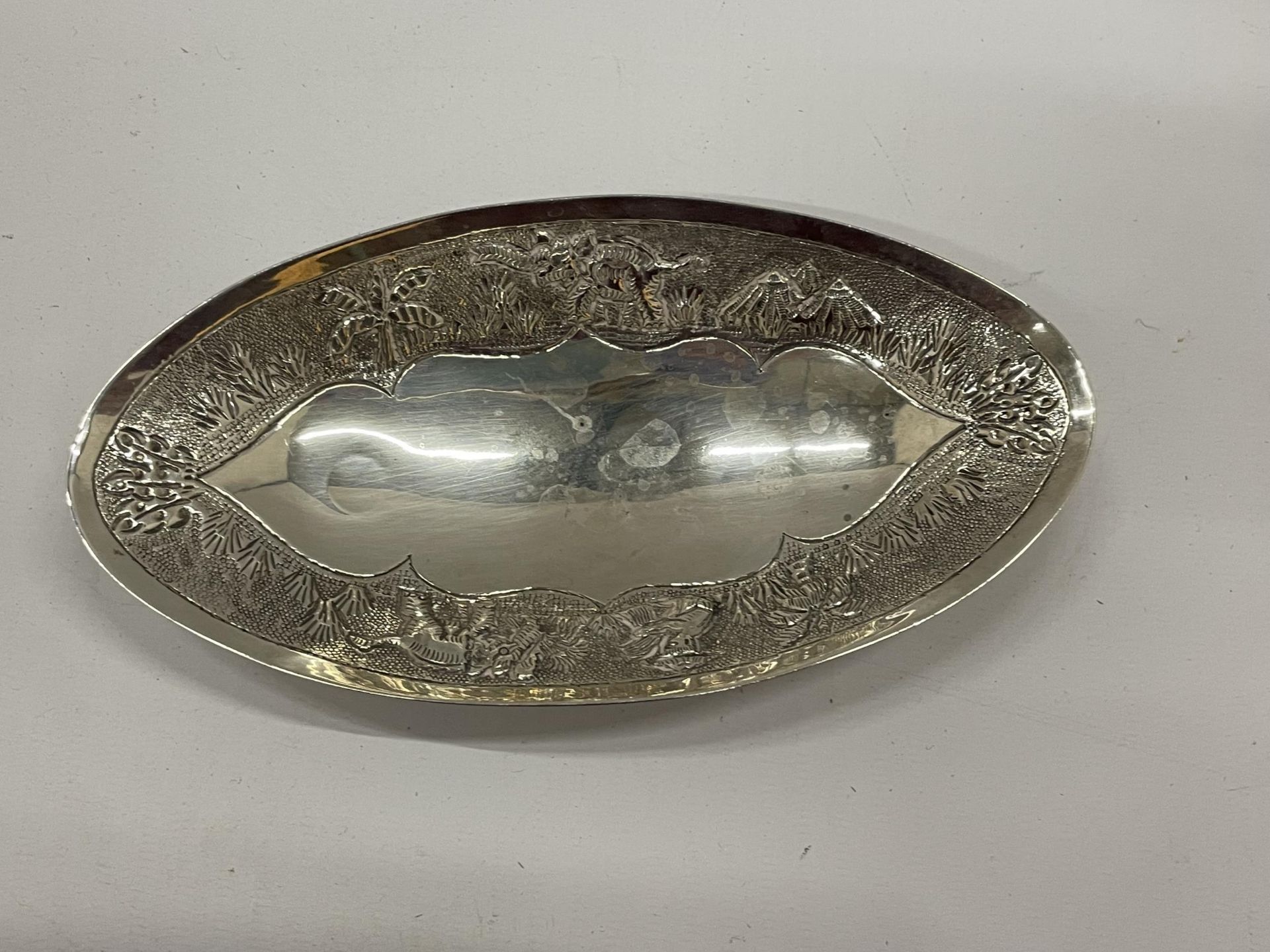 AN ABSTRACT STERLING SILVER OVAL DISH ON NEEDLE FEET, STAMPED TO REVERSE AND DATED CALCUTTA, - Image 2 of 4