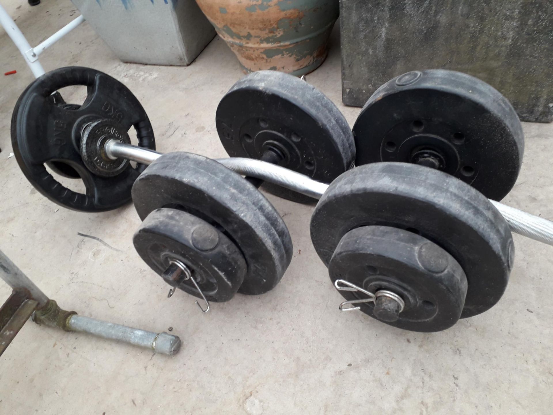 A PAIR OF DUMB BELL WEIGHTS AND A CHROME WEIGHTLIFTING BAR - Image 2 of 2