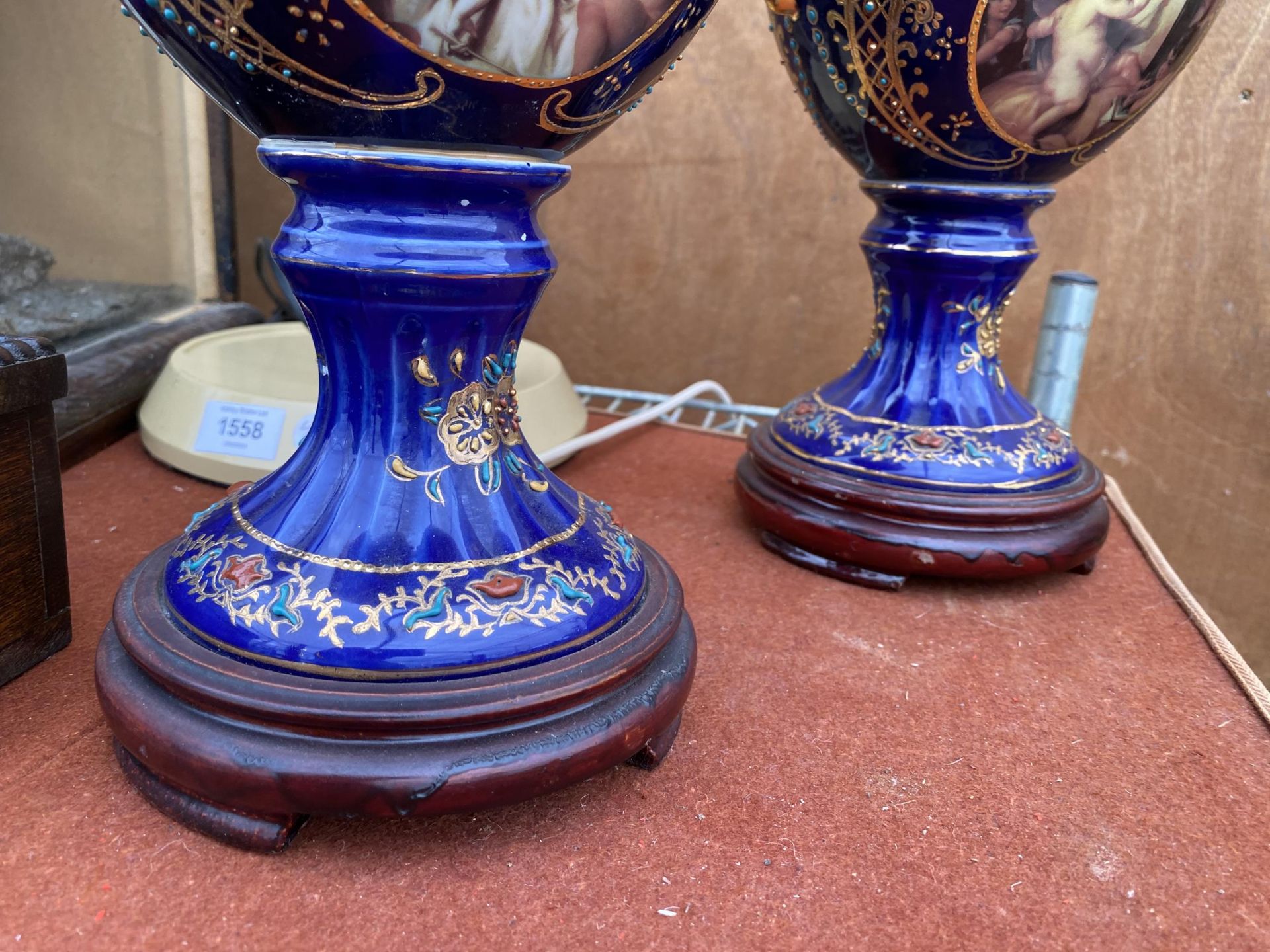 A PAIR OF BLUE CERAMIC ORIENTAL STYLE TABLE LAMPS WITH CHERUB DESIGN - Bild 5 aus 5