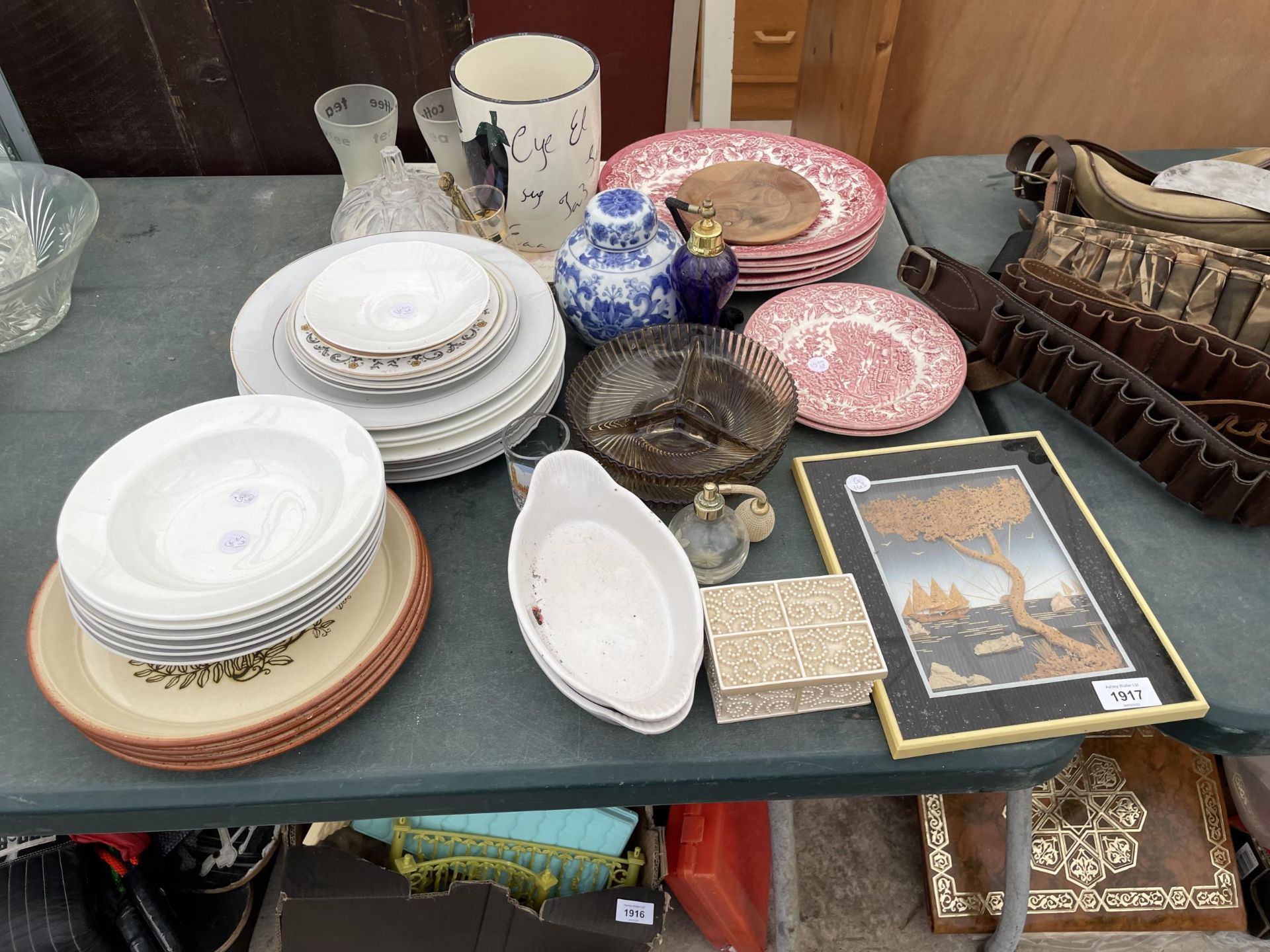 A COLLECTION OF VARIOUS CERAMIC ITEMS TO INCLUDE, PLATES, GINGER JAR, ETC