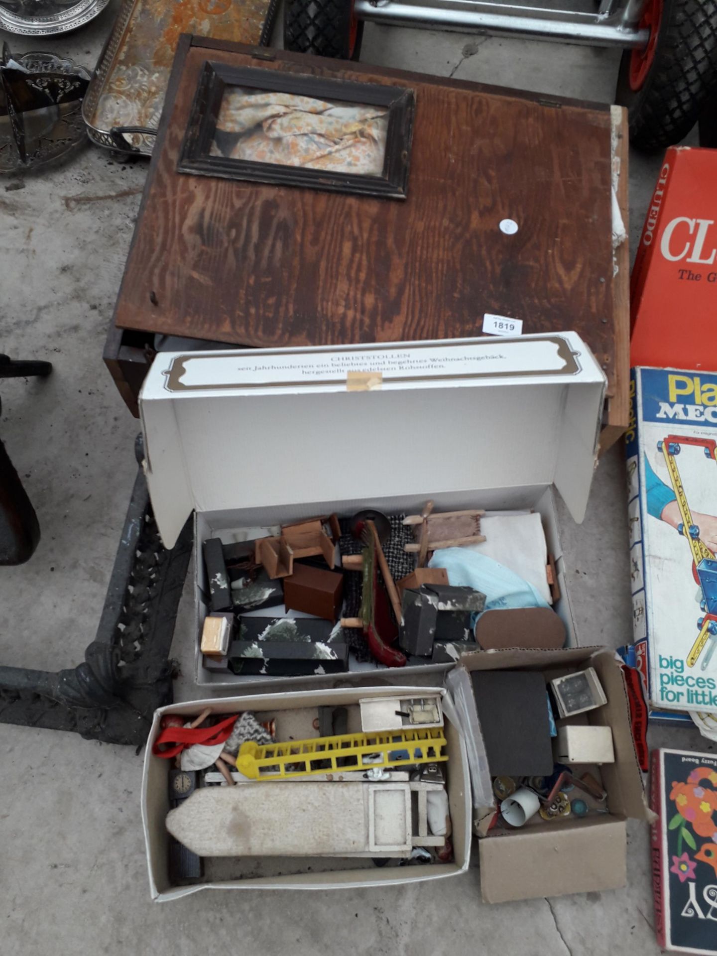 A VINTAGE WOODEN DOLLS HOUSE TO INCLUDE DOLLS FURNITURE