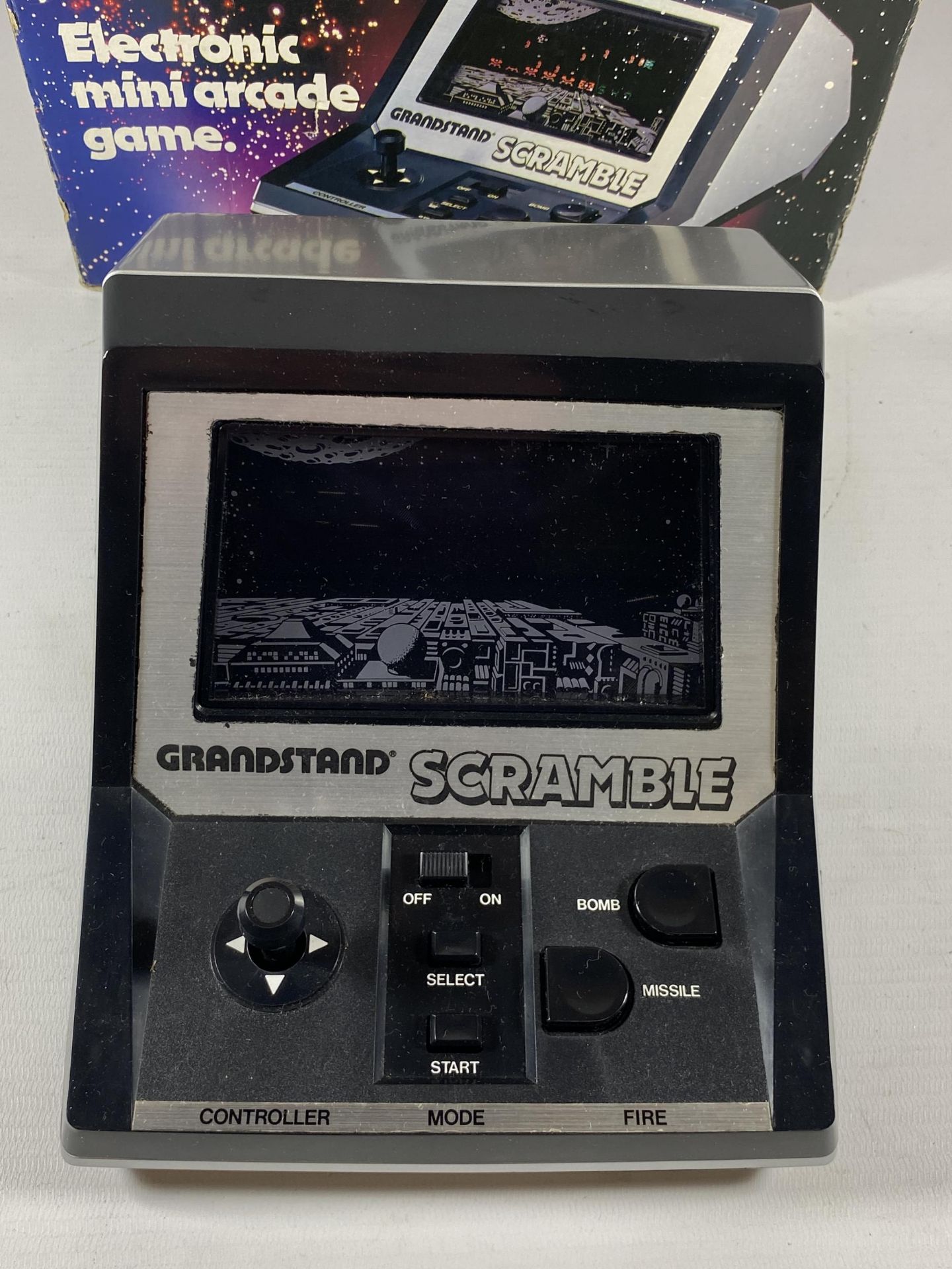A RETRO BOXED GRANDSTAND SCRAMBLE ELECTRONIC MINI ARCADE GAME - Image 2 of 4