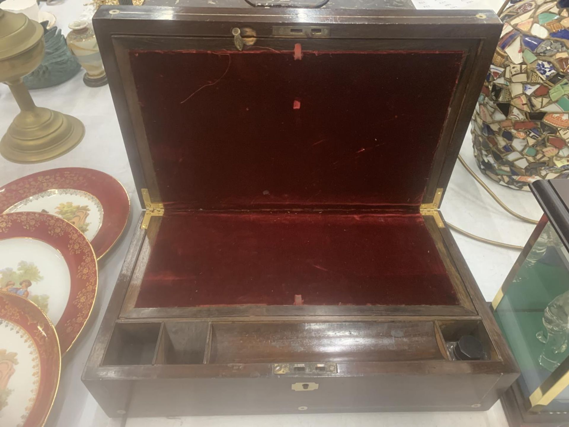 AN INLAID ROSEWOOD WRITING SLOPE LENGTH 40CM, HEIGHT 13CM, DEPTH 24CM - Image 5 of 6