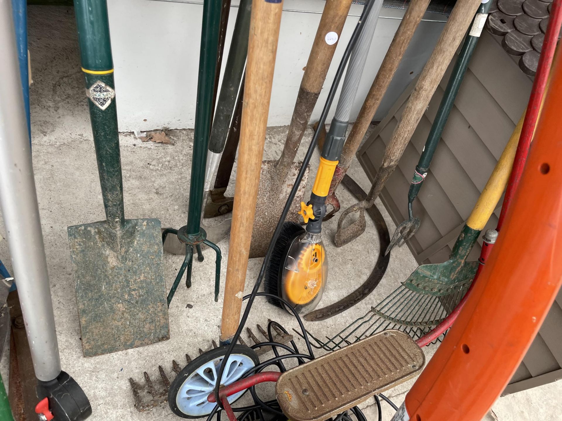 AN ASSORTMENT OF GARDEN TOOLS TO INCLUDE A FLYMO STRIMMER, SPADE, ETC - Bild 2 aus 2