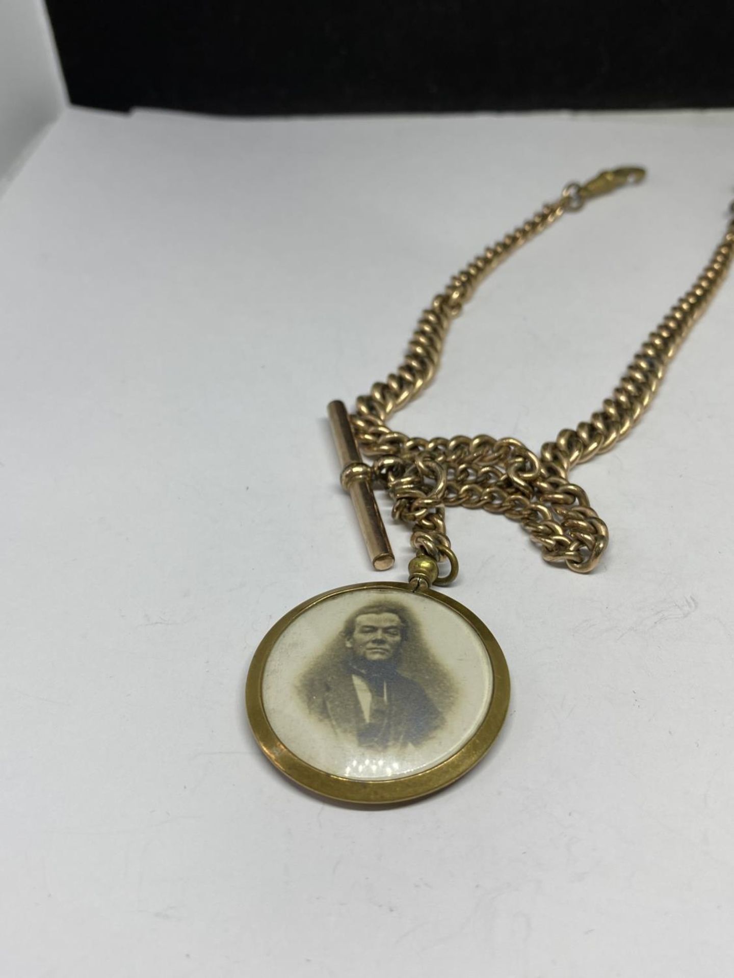 A GOLD PLATED DOUBLE ALBERT WATCH CHAIN WITH FOB IN A PRESENTATION BOX - Image 3 of 3