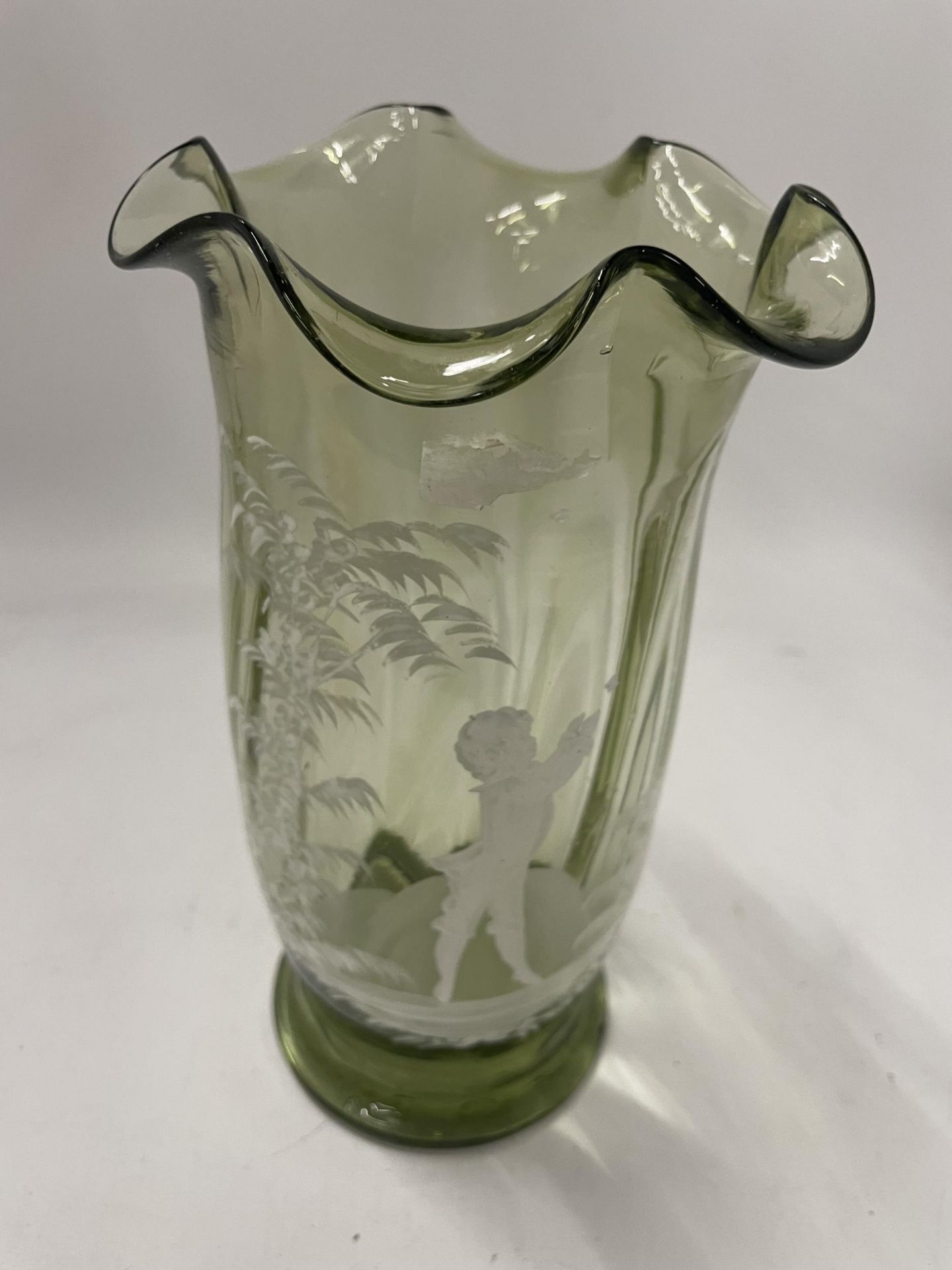 A PAIR OF VICTORIAN MARY GREGORY TYPE GREEN GLASS FLARED VASES, HEIGHT 24CM - Image 4 of 5