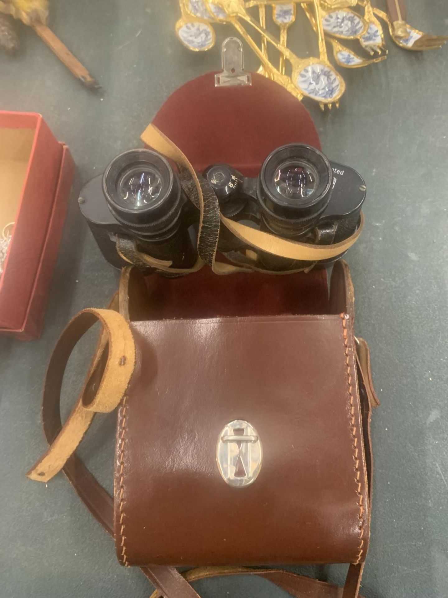 A PAIR OF VINTAGE CARL ZEISS BINOCULARS IN A LEATHER CASE