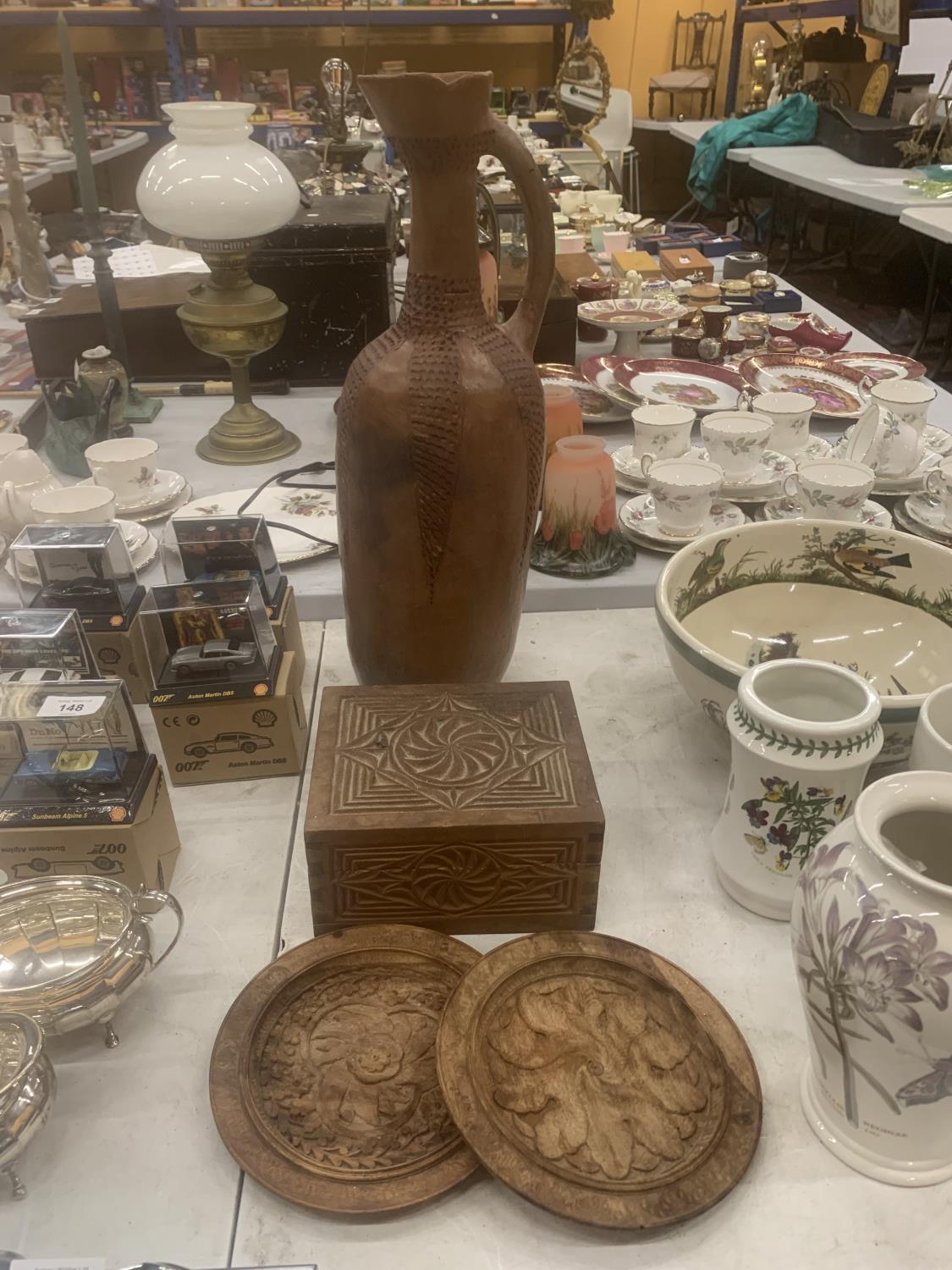 A QUANTITY OF TREEN ITEMS TO INCLUDE A LARGE JUG/VASE HEIGHT 51CM, CARVED BOX AND TWO PLAQUES