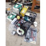 AN ASSORTMENT OF TOOLS TO INCLUDE A 11 PIECE METAL HOLE SAW SET, CAR BATTERY CHARGER, ETC