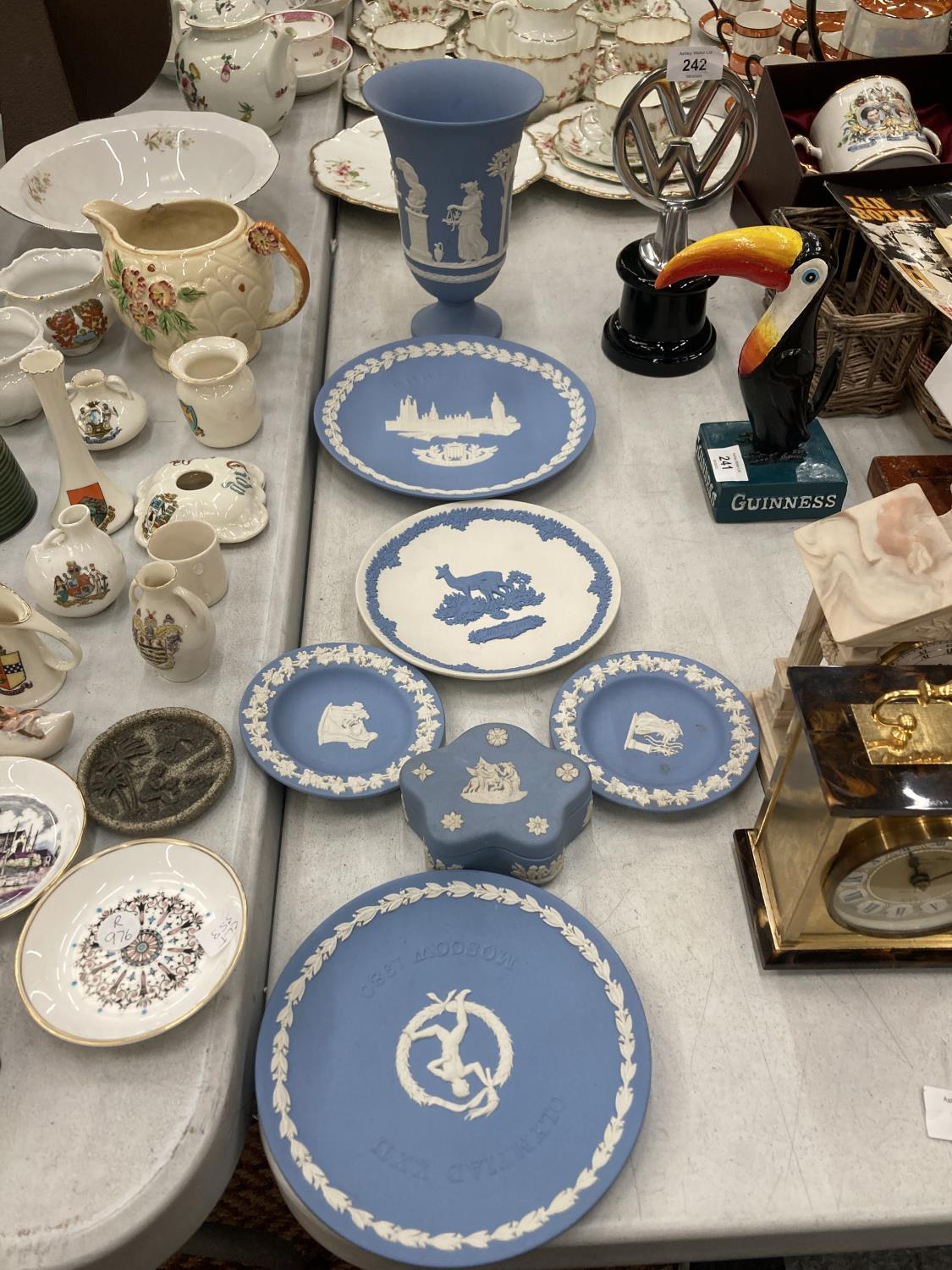 A QUANTITY OF WEDGWOOD JASPERWARE TO INCLUDE A WHITE PLATE WITH A BLUE DEER DECORATION, VASE, PIN