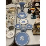 A QUANTITY OF WEDGWOOD JASPERWARE TO INCLUDE A WHITE PLATE WITH A BLUE DEER DECORATION, VASE, PIN
