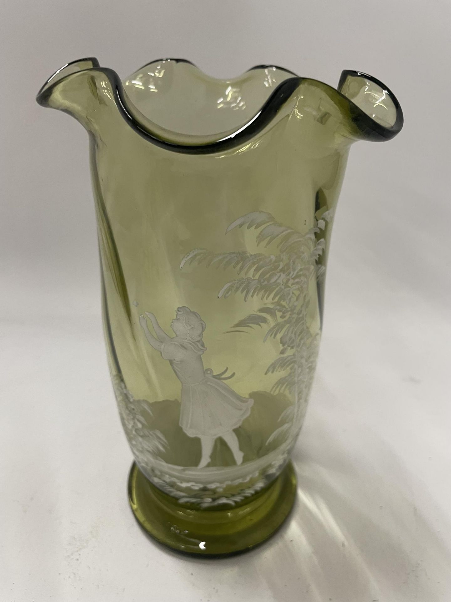 A PAIR OF VICTORIAN MARY GREGORY TYPE GREEN GLASS FLARED VASES, HEIGHT 24CM - Image 2 of 5