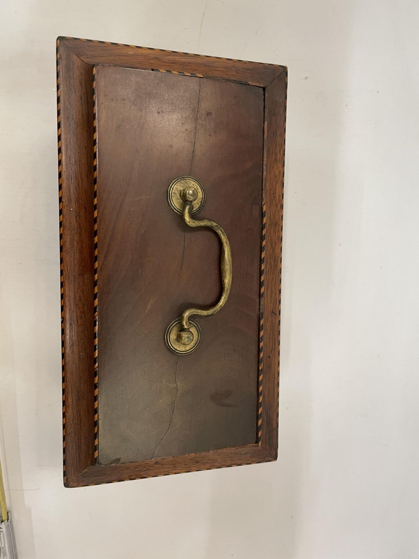 AN EDWARDIAN INLAID MAHOGANY JEWELLERY BOX WITH BRASS HANDLE AND INNER PULL OUT FELT LINED TRAY - Bild 2 aus 5