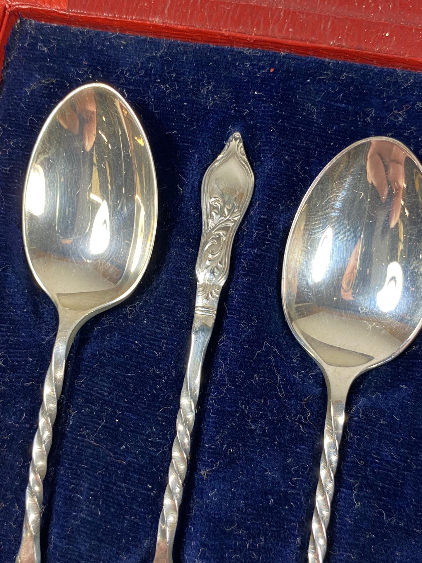 A CASED SET OF SIX SHEFFIELD HALLMARKED SILVER TEASPOONS - Image 3 of 4