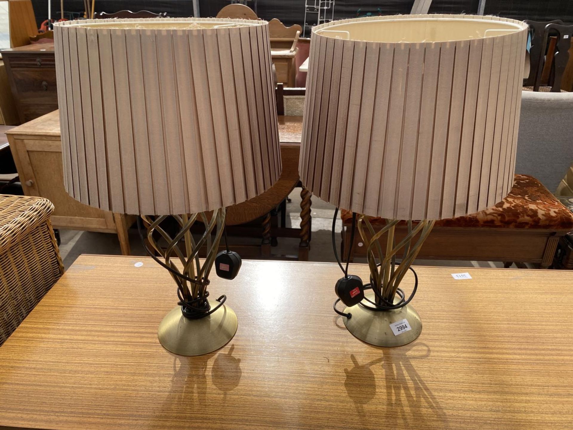 A PAIR OF TABLE LAMPS ON METALWARE SPIRAL BASES COMPLETE WITH SHADES - Bild 2 aus 2