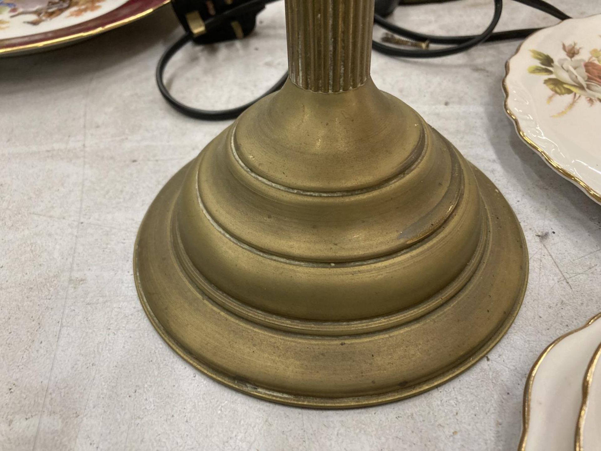 A VINTAGE BRASS OIL LAMP WITH OPAQUE SHADE - Image 4 of 4