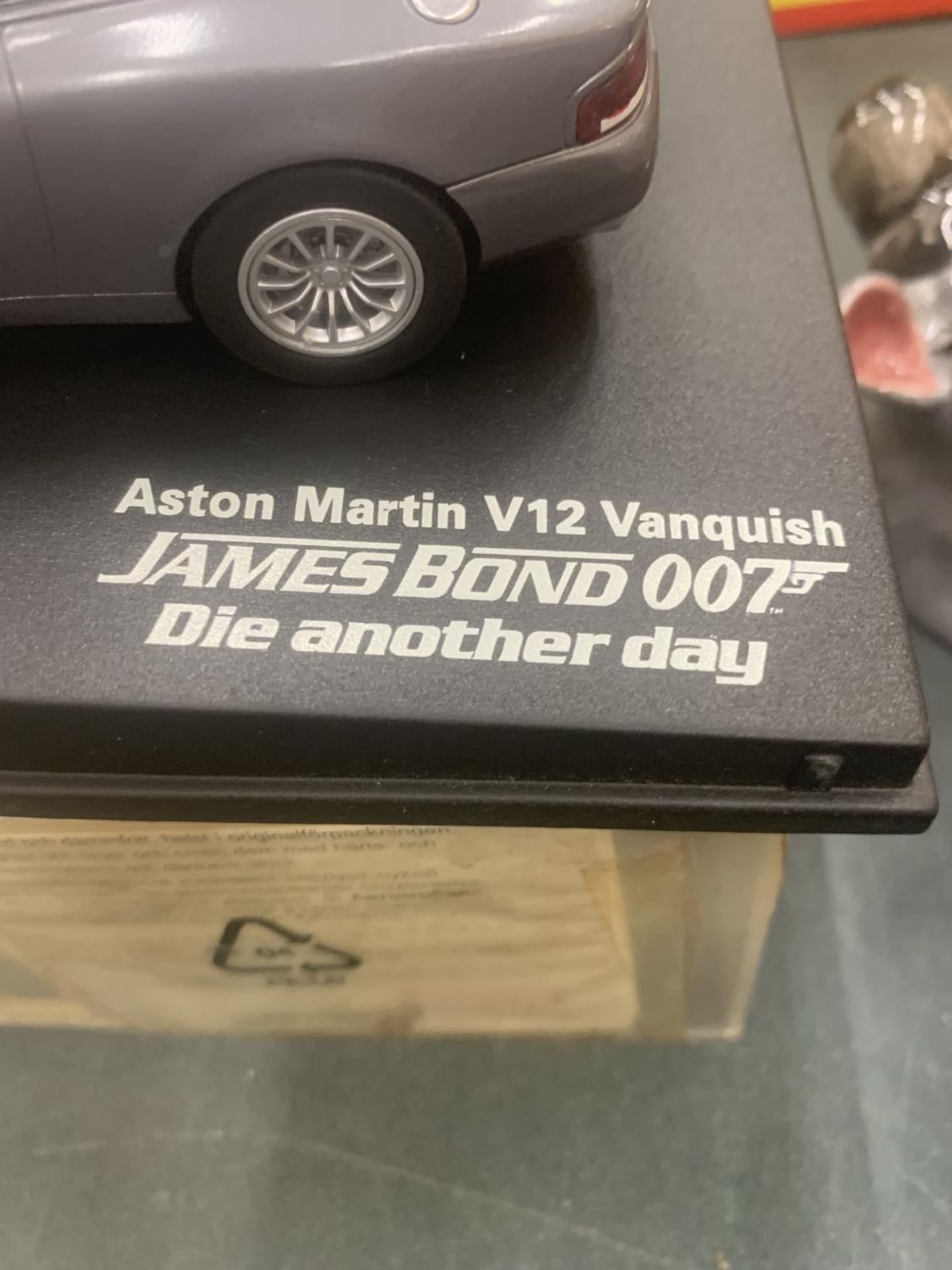 A CARRERA ASTON MARTIN V12, JAMES BOND 007, (SCALEXTRIC) DIE ANOTHER DAY MODEL CAR, BOXED - Bild 2 aus 4