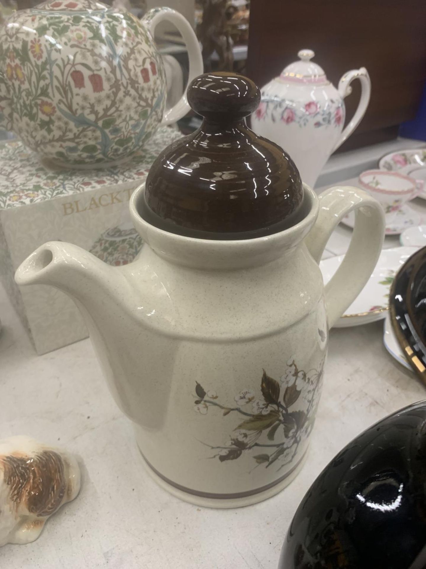 A WILLIAM MORRIS 'BLACKTHORN' TEAPOT, BOXED, VINTAGE ROYAL DOULTON LAMBETH WARE 'WILD CHERRY' COFFEE - Image 5 of 6