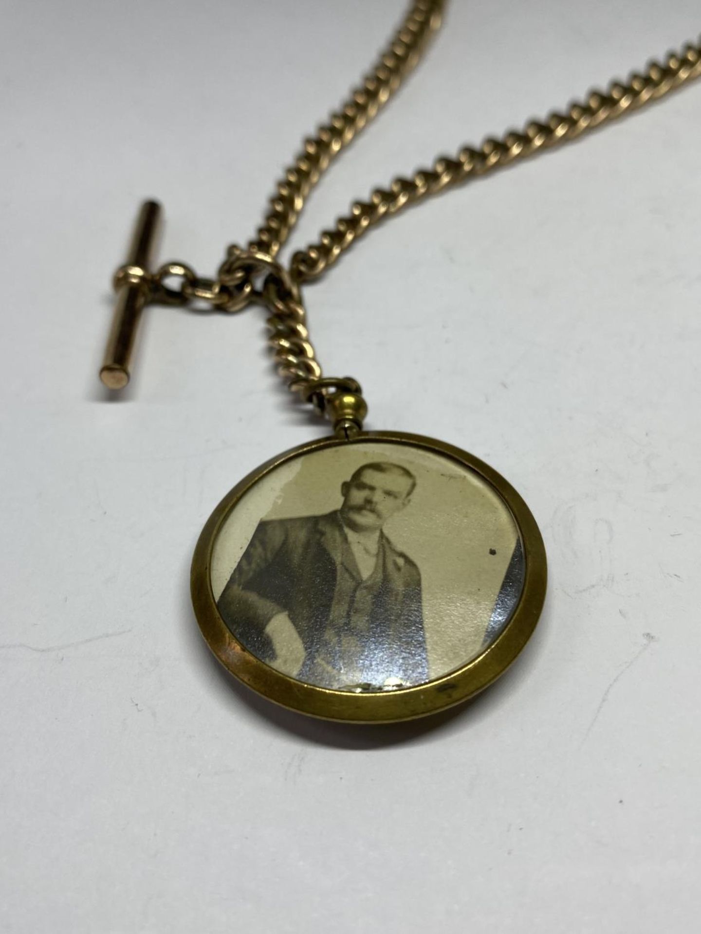 A GOLD PLATED DOUBLE ALBERT WATCH CHAIN WITH FOB IN A PRESENTATION BOX - Image 2 of 3