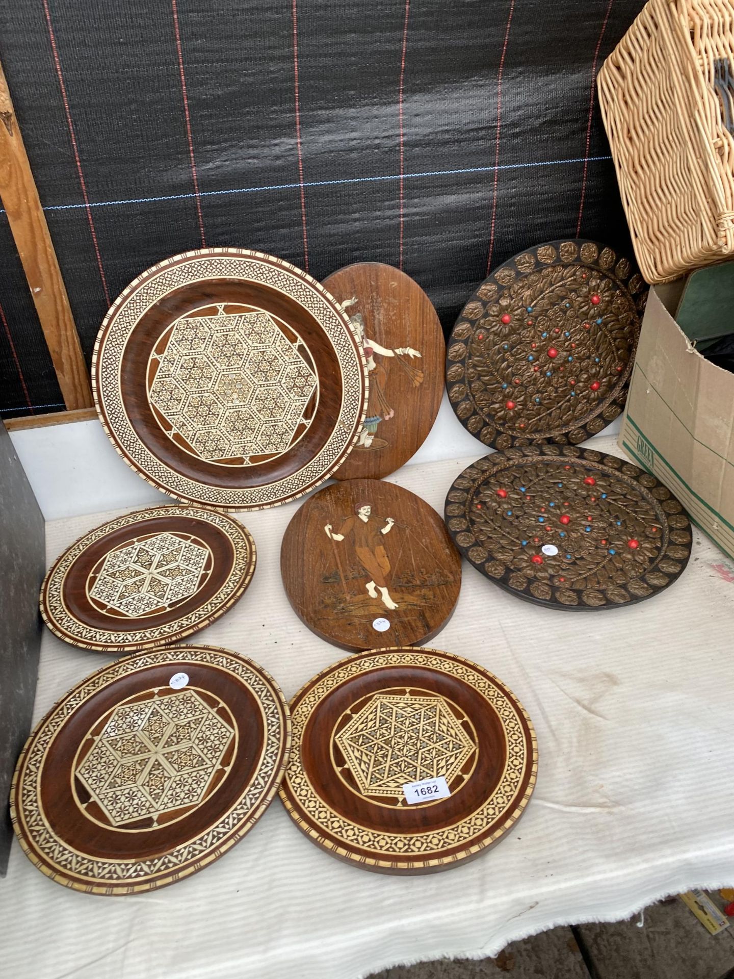 AN ASSORTMENT OF TREEN TRAYS AND PLAQUES