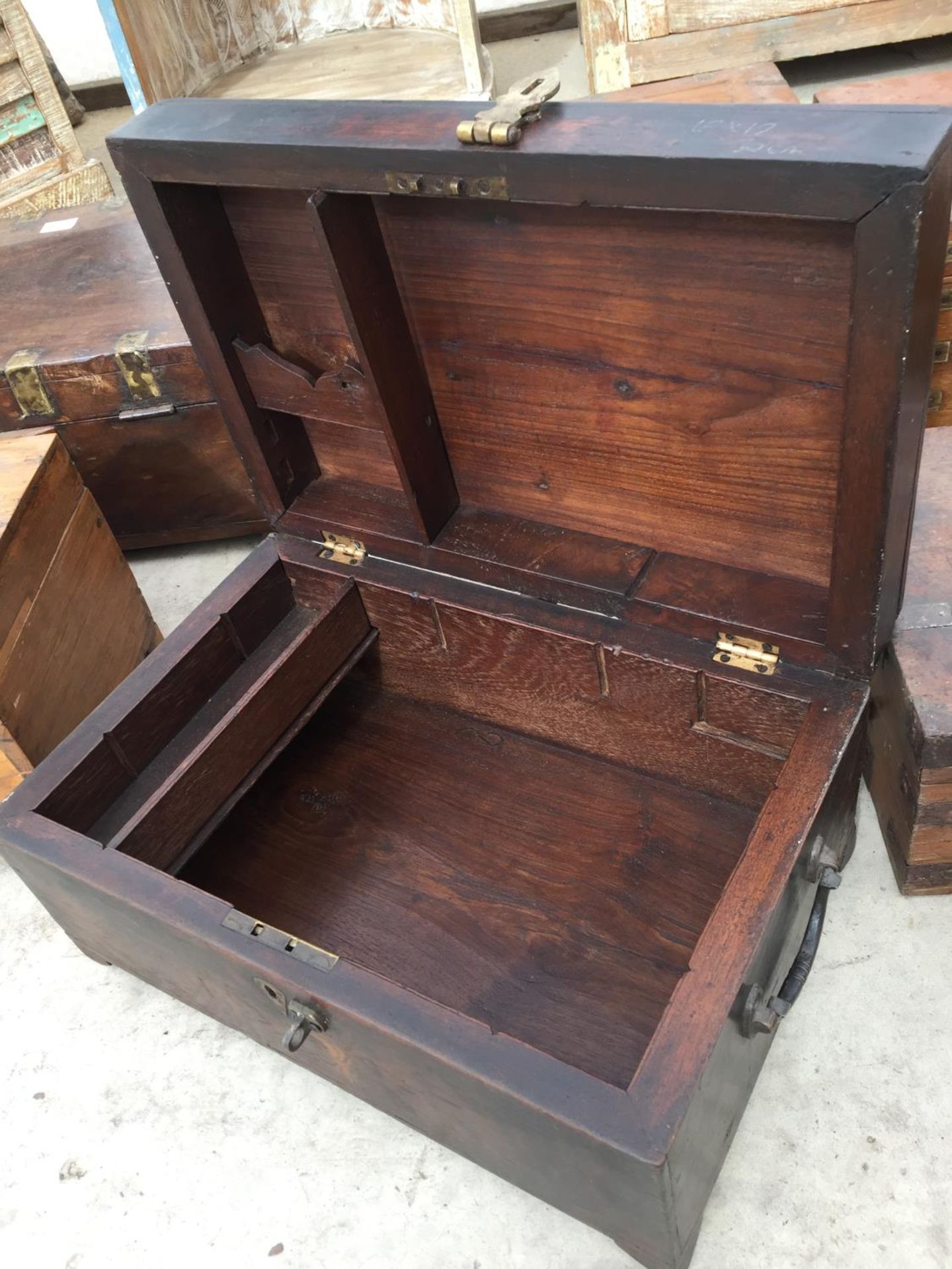 AN INDIAN HARDWOOD BOX WITH CAST IRON HANDLE, 18" WIDE - Image 3 of 3