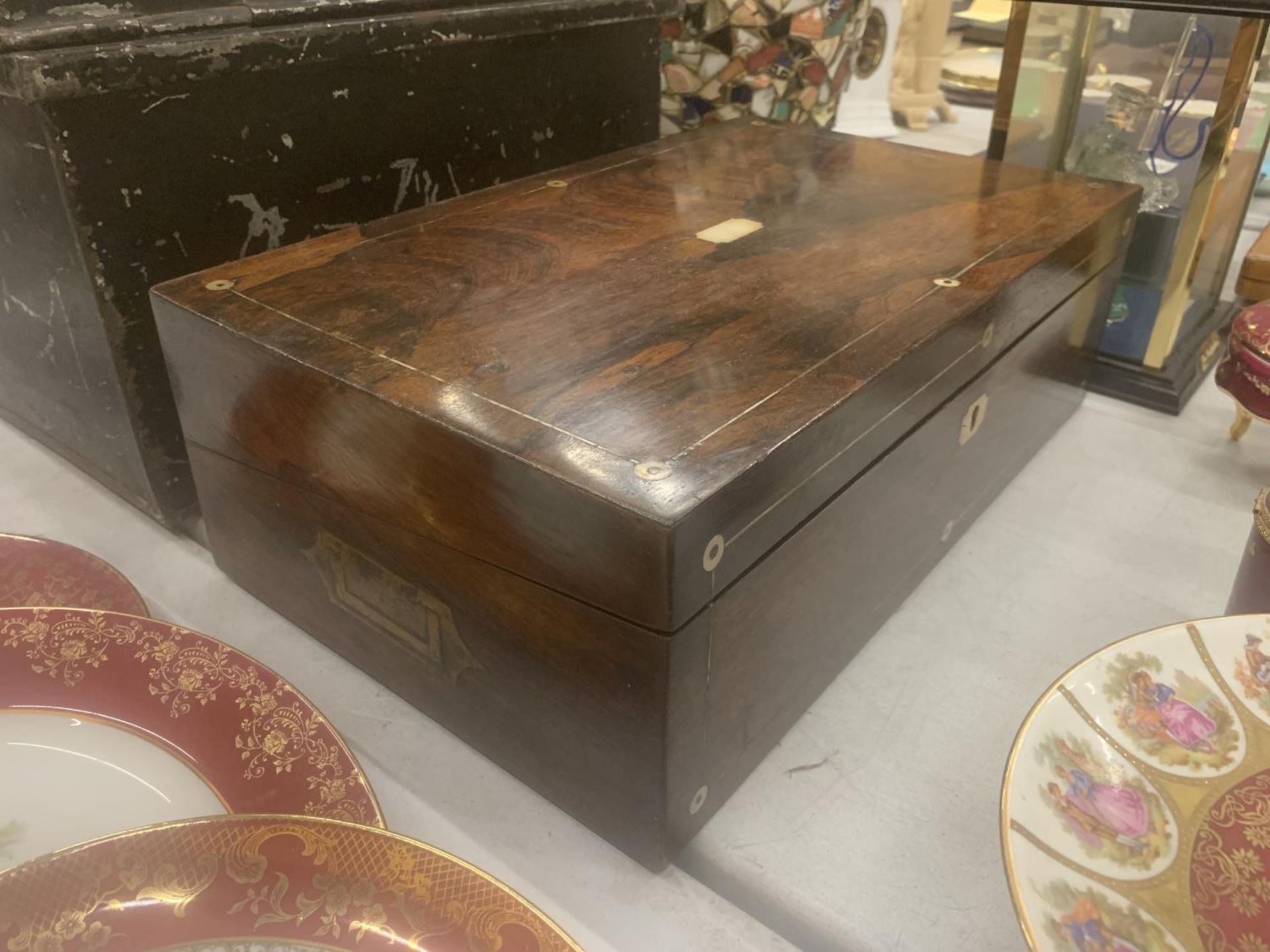 AN INLAID ROSEWOOD WRITING SLOPE LENGTH 40CM, HEIGHT 13CM, DEPTH 24CM - Image 3 of 6